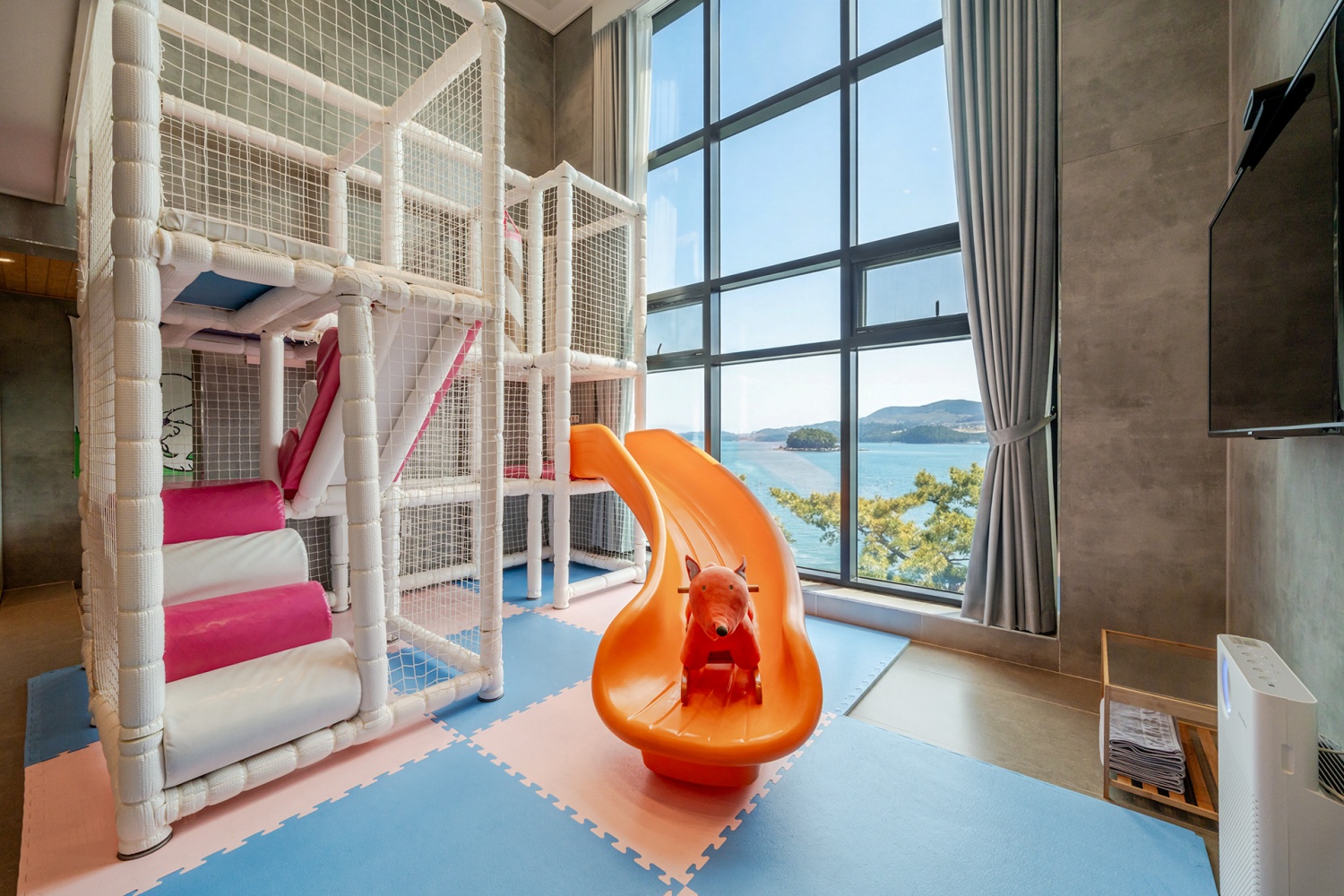 room detail thumbnail 2