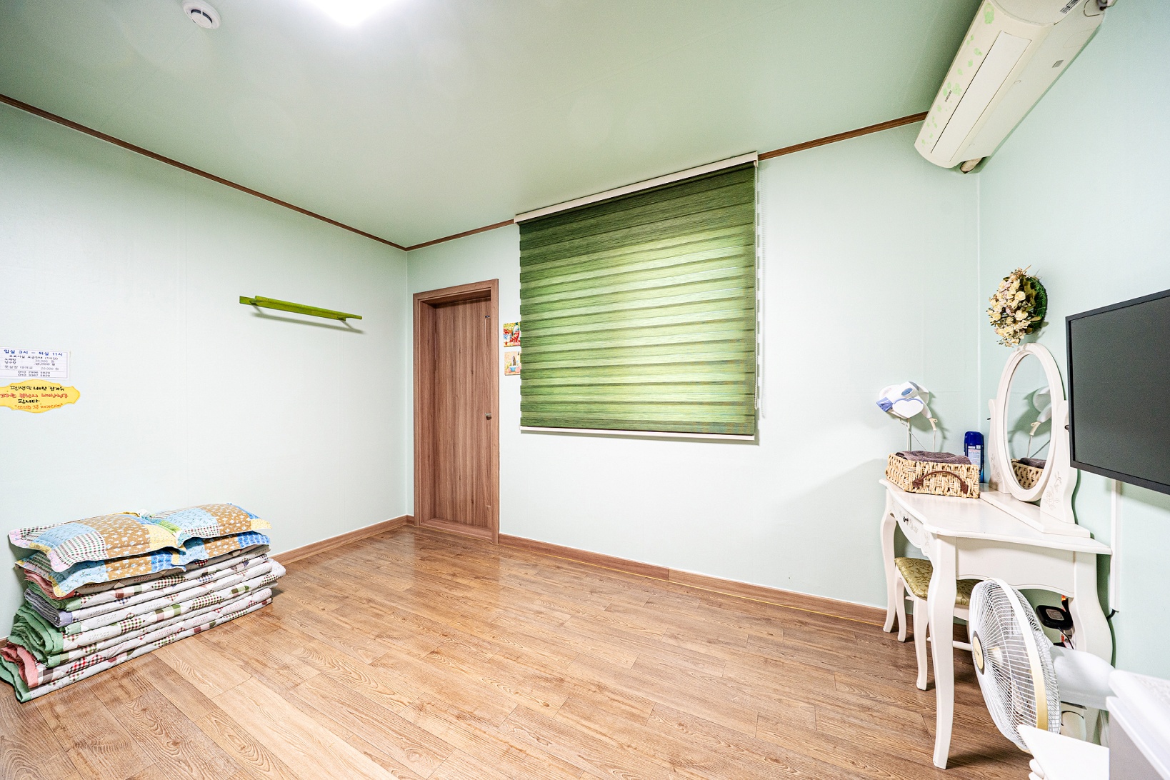 room detail thumbnail 2