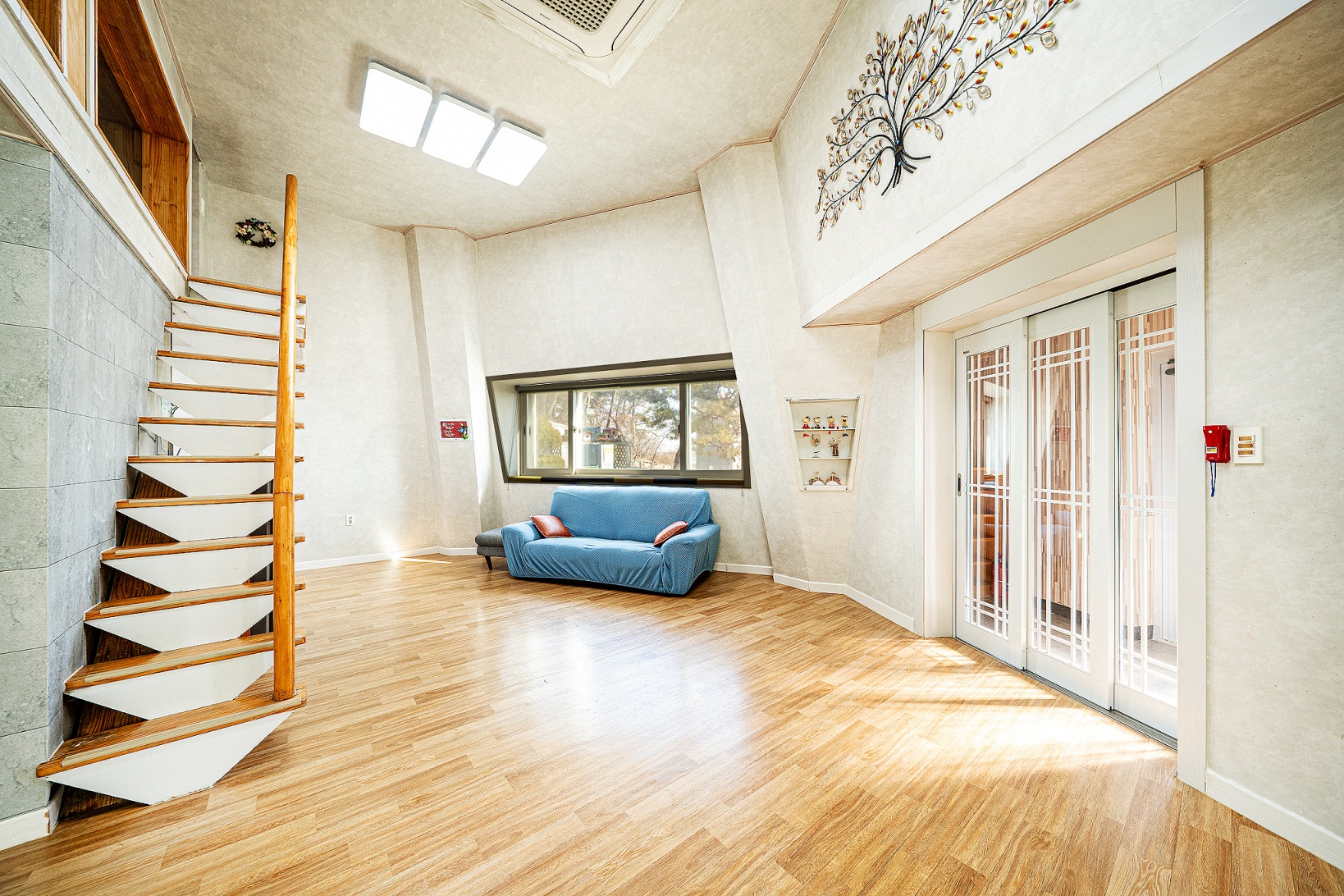 room detail thumbnail 2