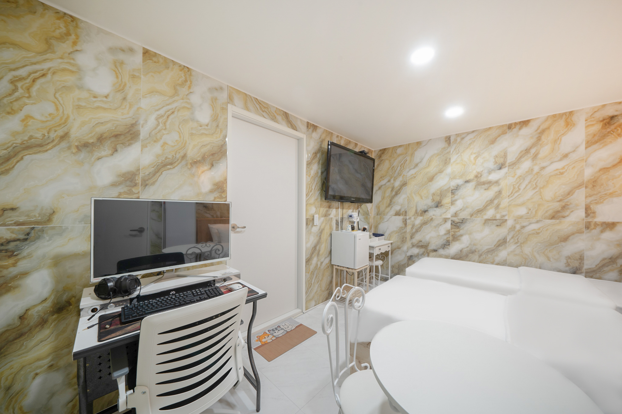 room detail thumbnail 2