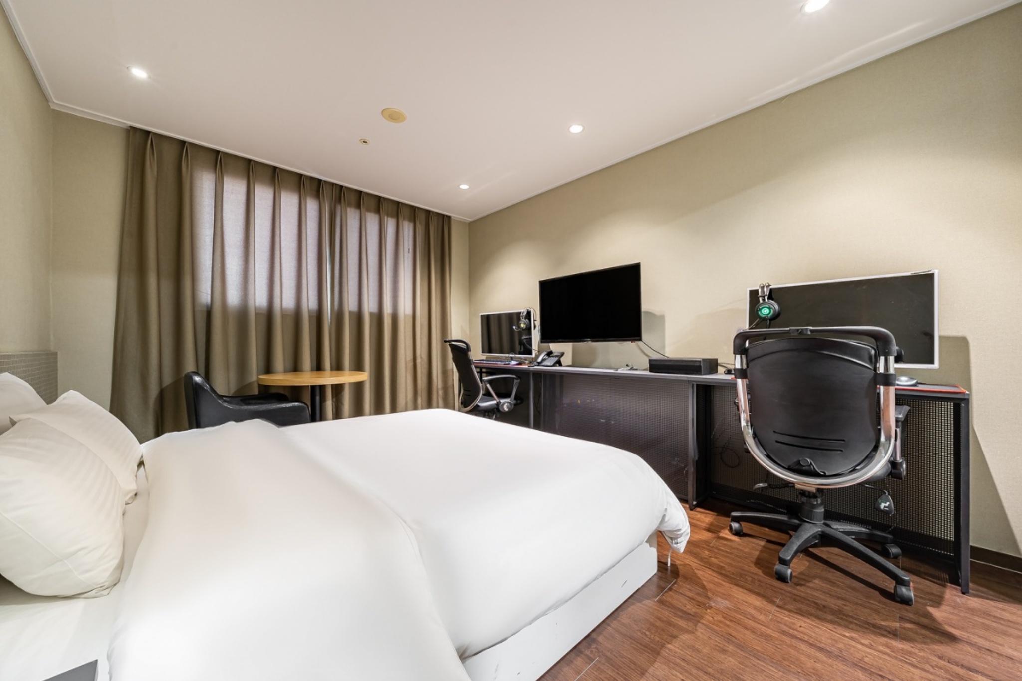 room detail thumbnail 1