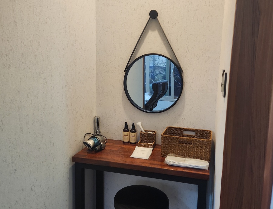 room detail thumbnail 2