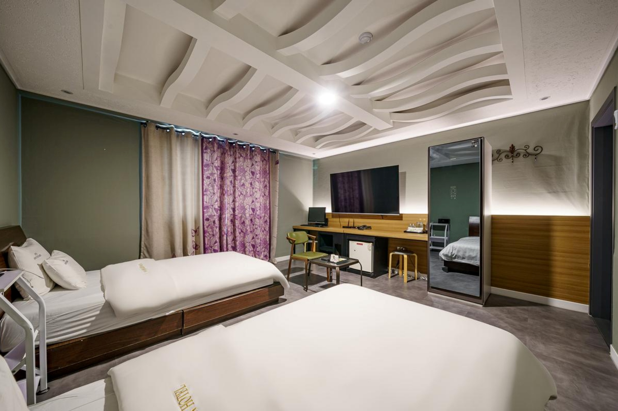 room detail thumbnail 1