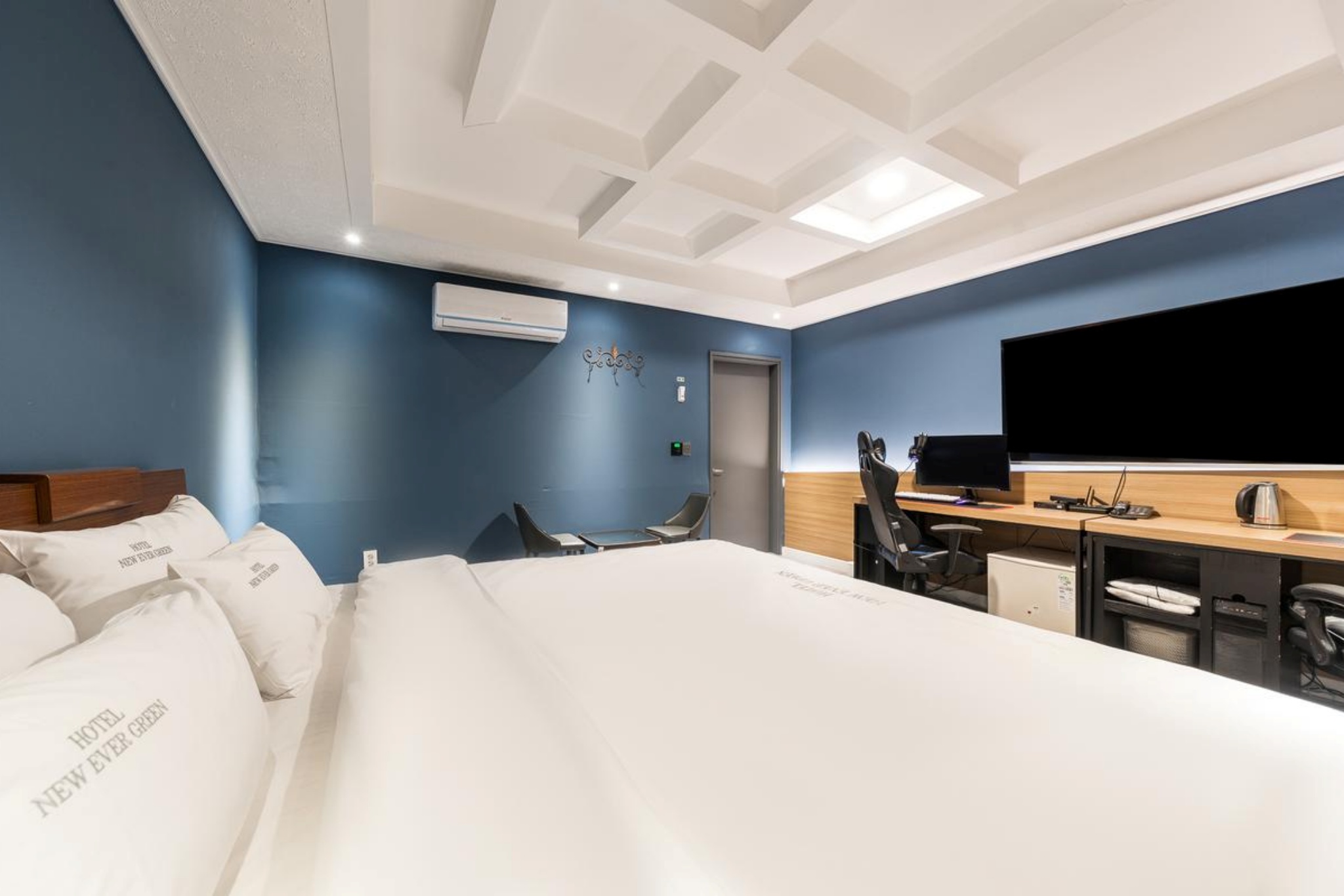 room detail thumbnail 2