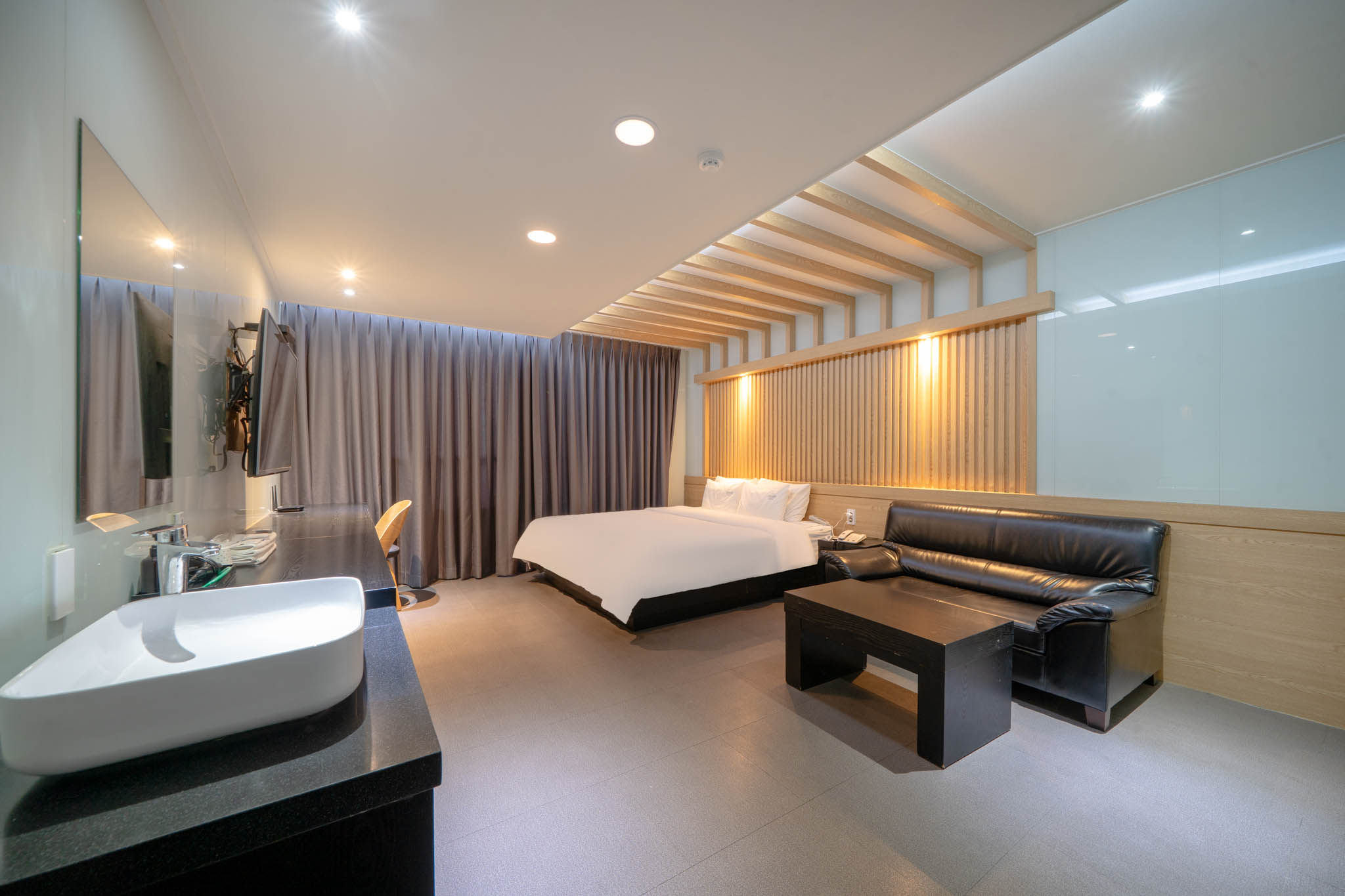 스위트 *주차가능*(2인기준/랜덤배정/간편조식 제공, OTT 개인계정이용가능)