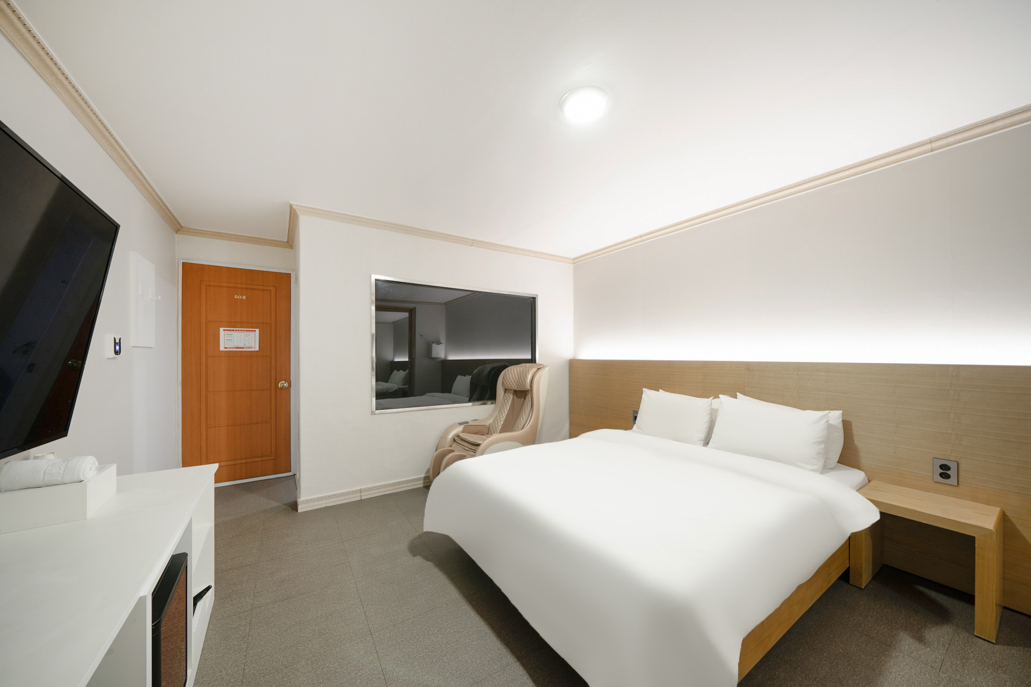 room detail thumbnail 1