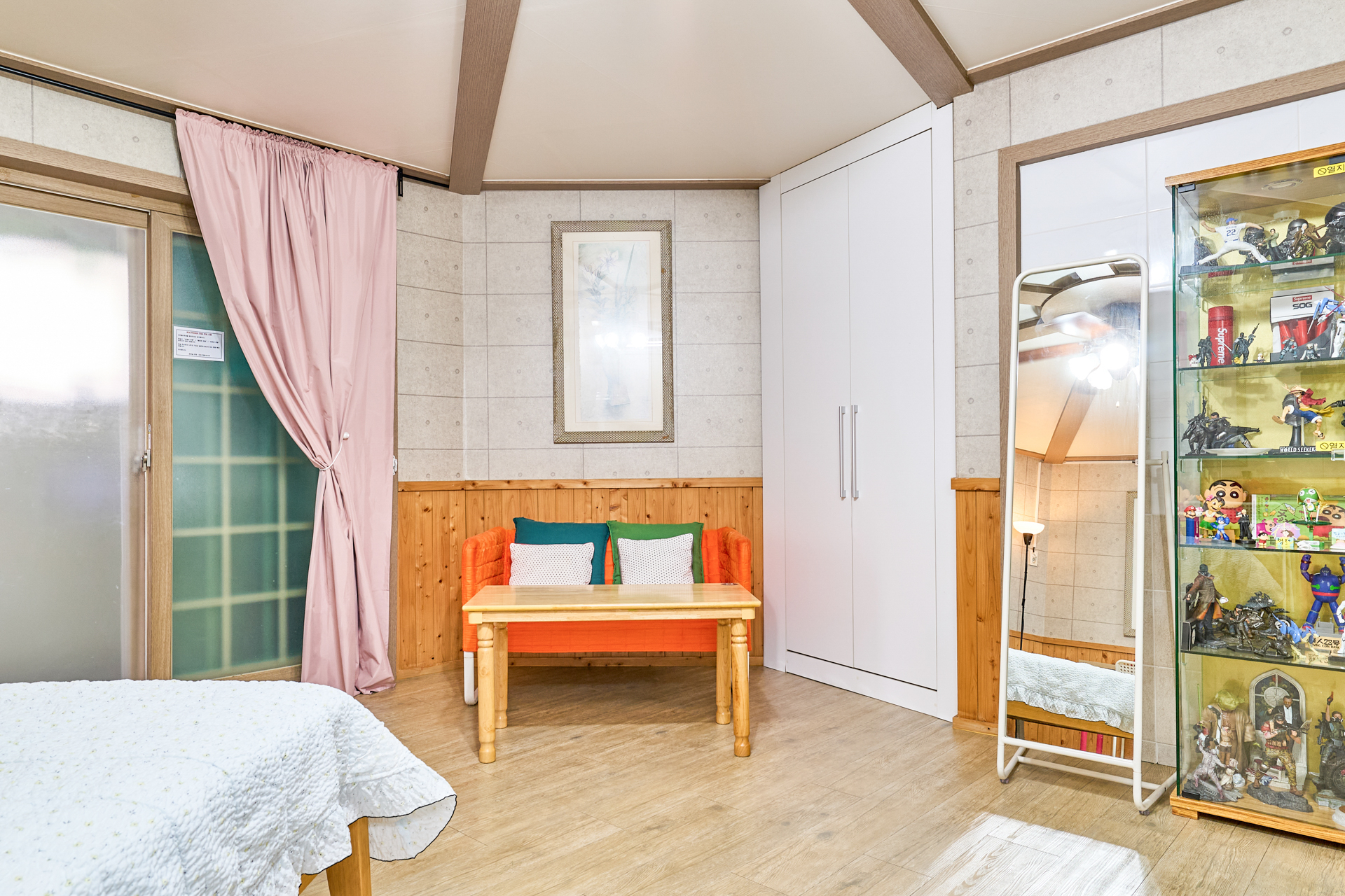 room detail thumbnail 2