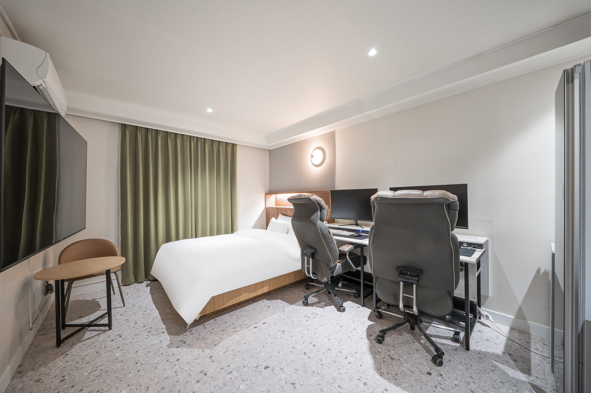 room detail thumbnail 1