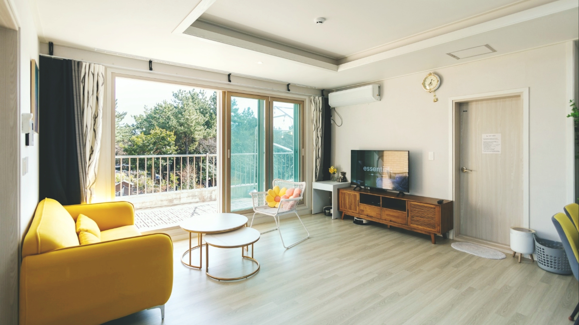 room detail thumbnail 1