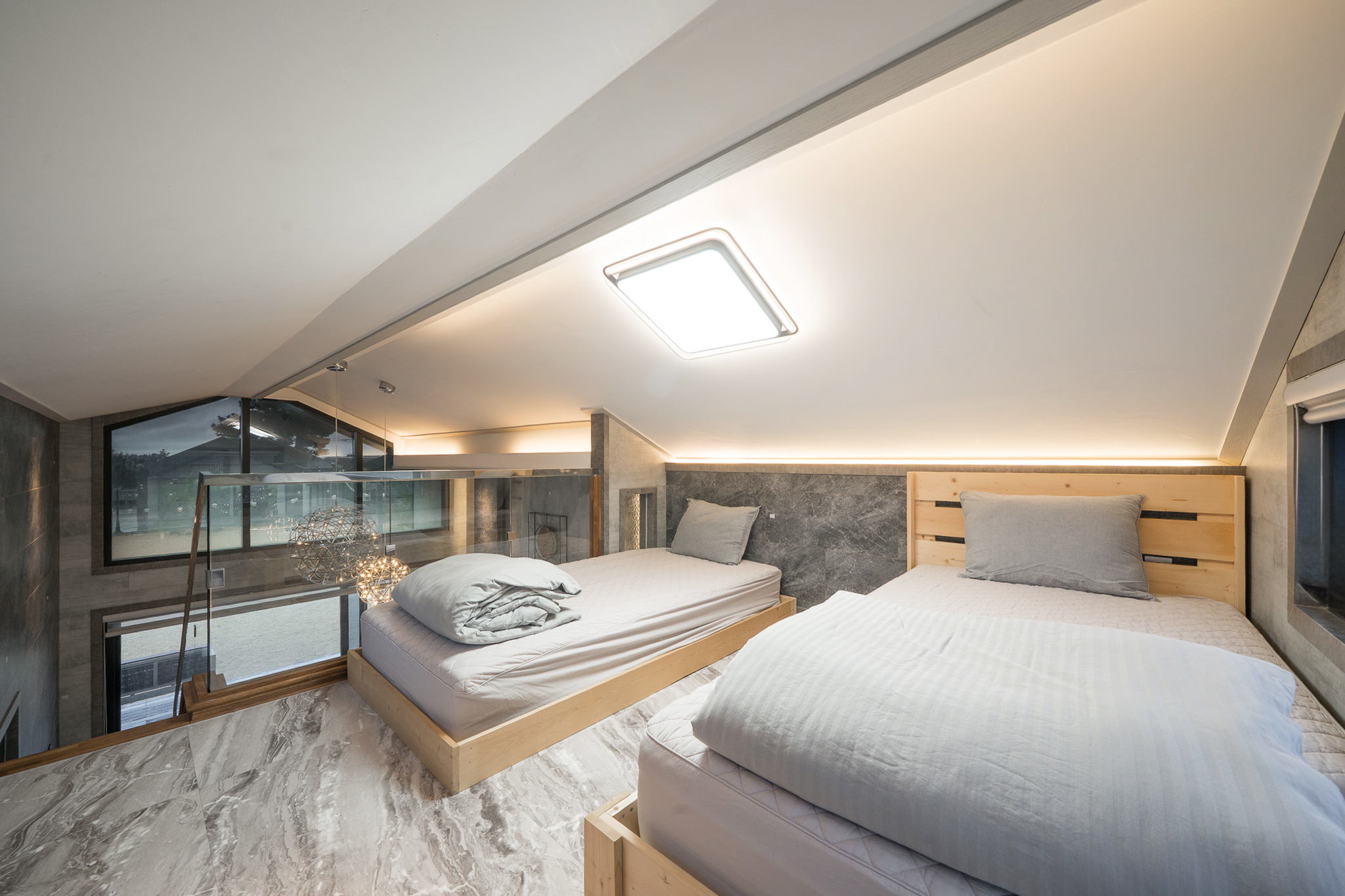 108동 (복층룸)(넓은 층고와 감성적인 인테리어의 복층 구조 형식)