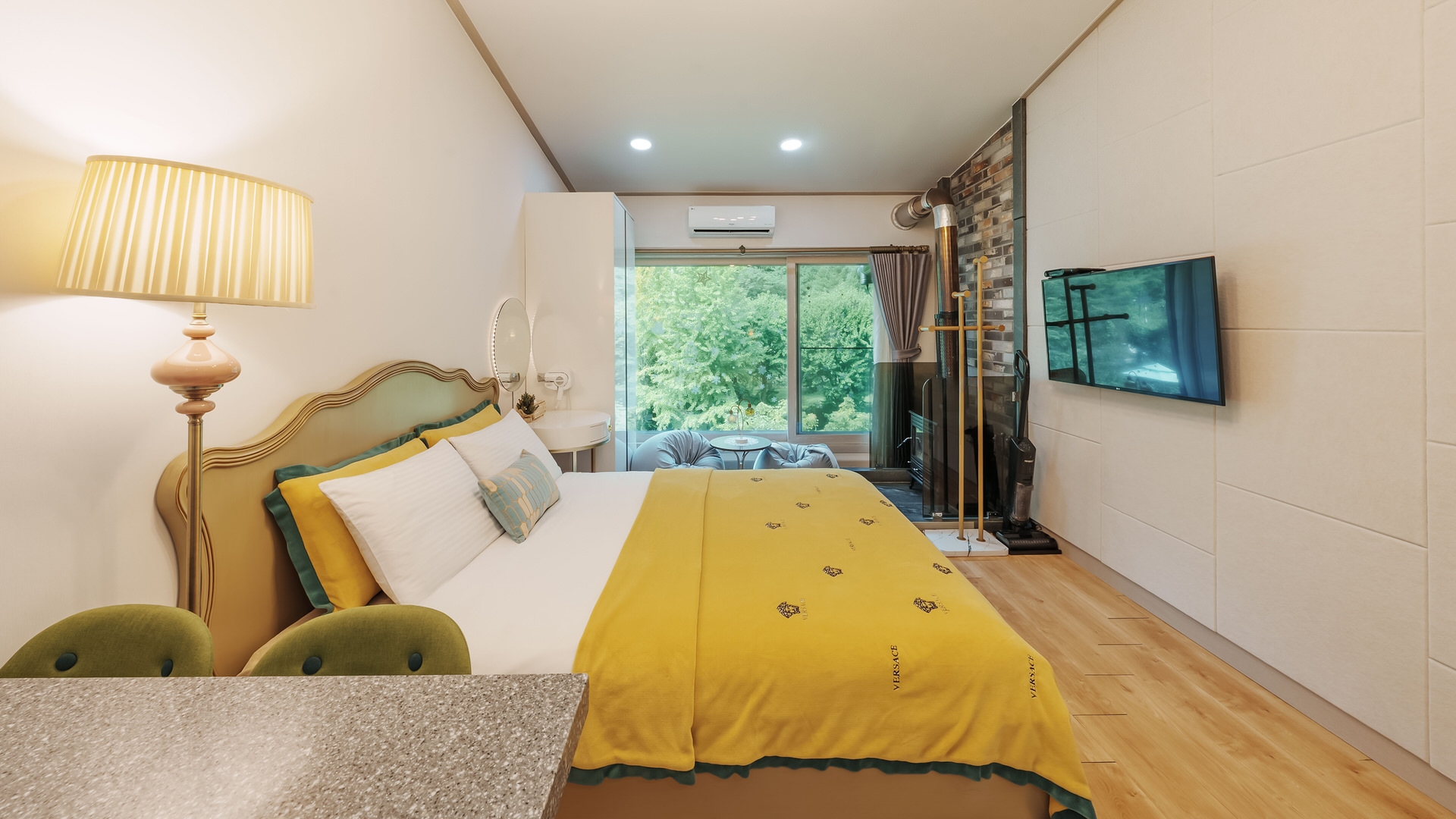 room detail thumbnail 2