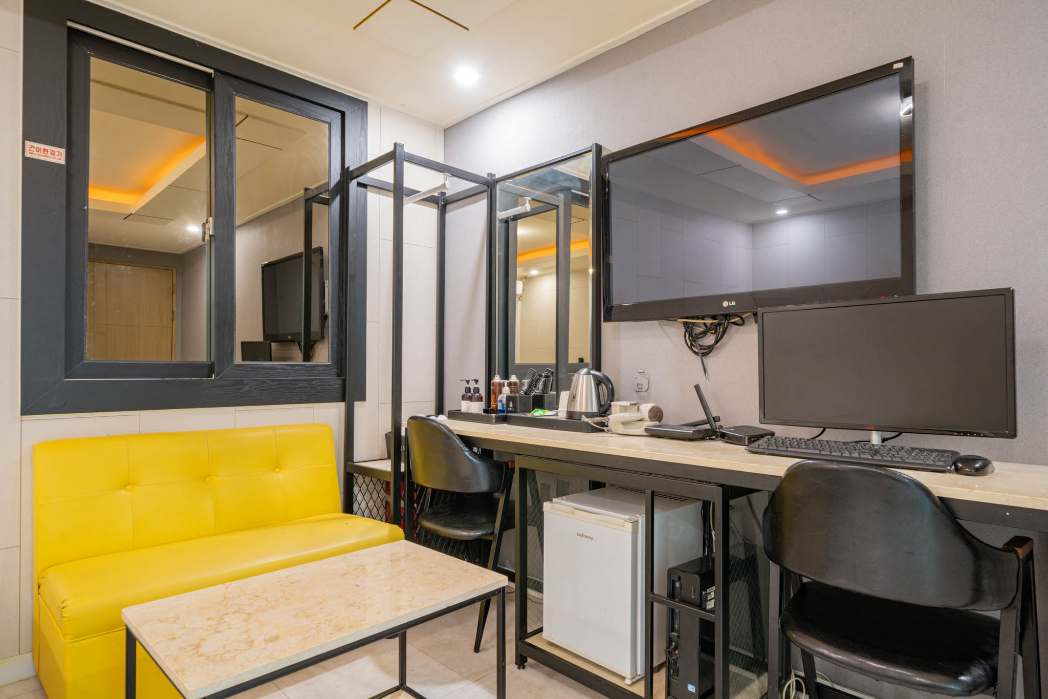 room detail thumbnail 2