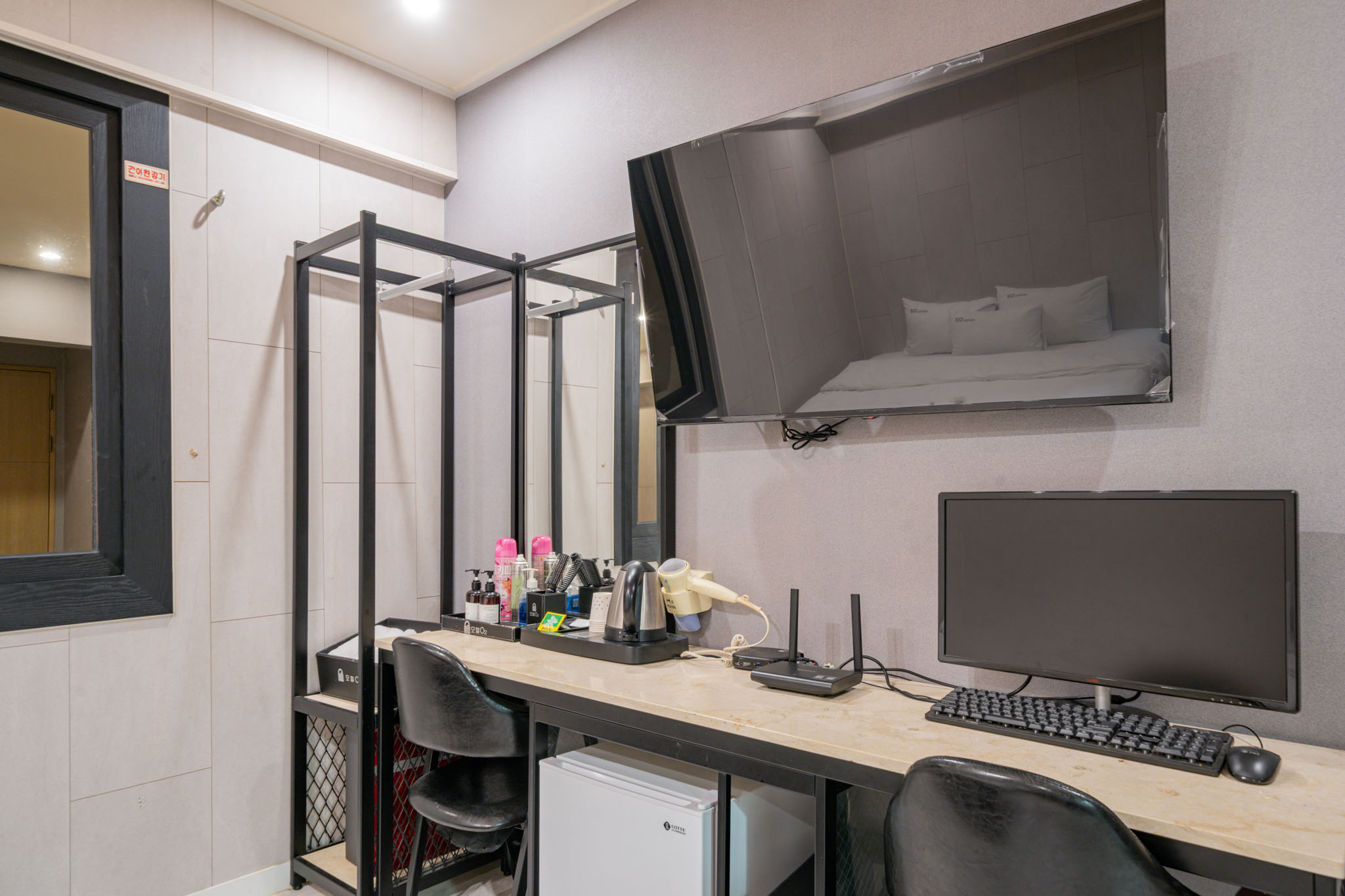 room detail thumbnail 2