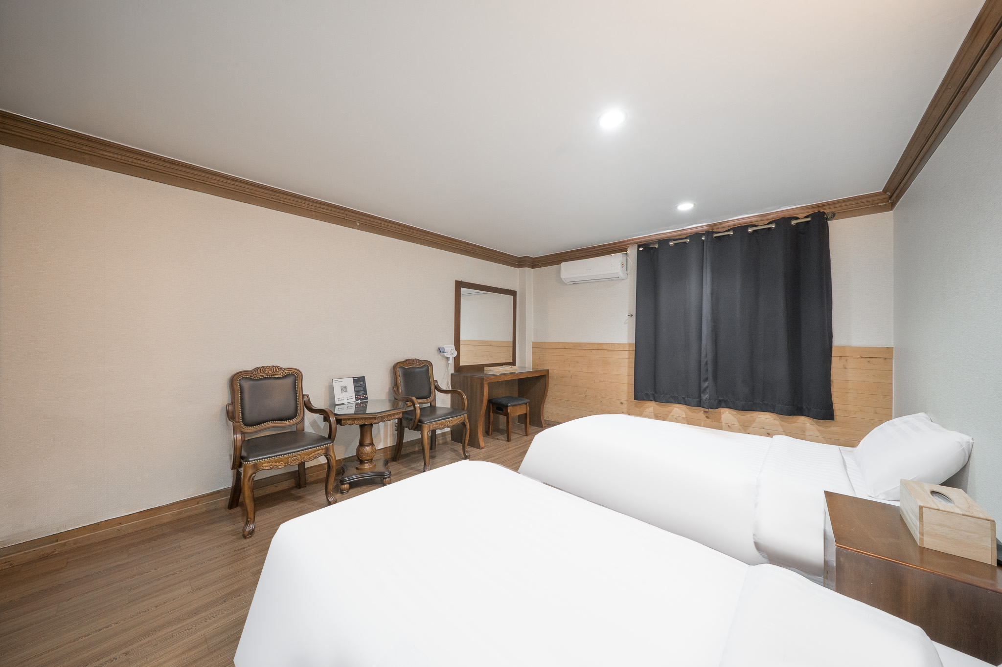 room detail thumbnail 2