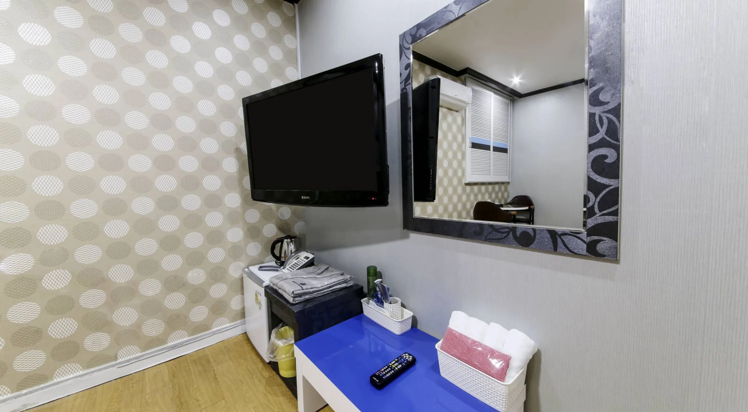 room detail thumbnail 2