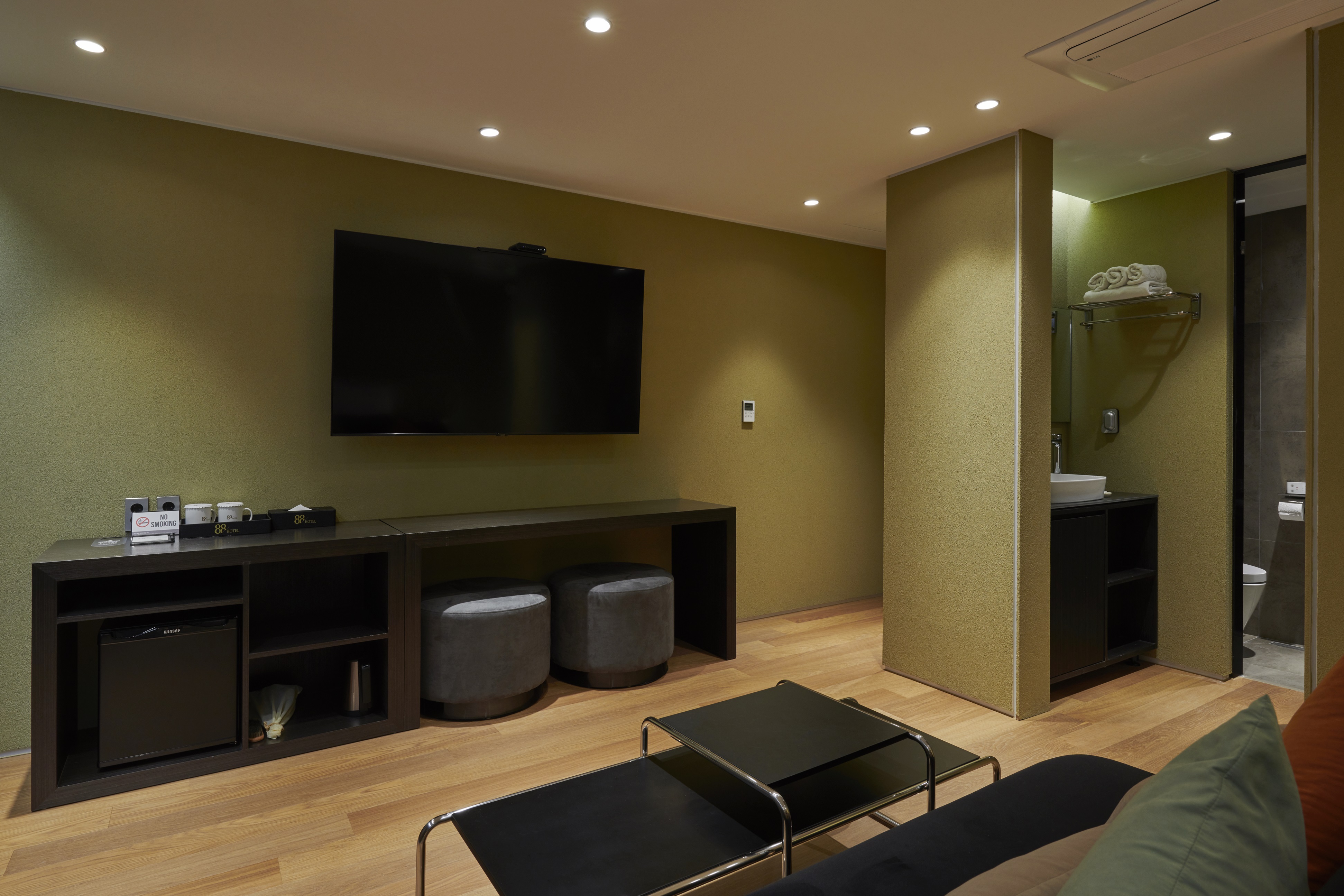 room detail thumbnail 2