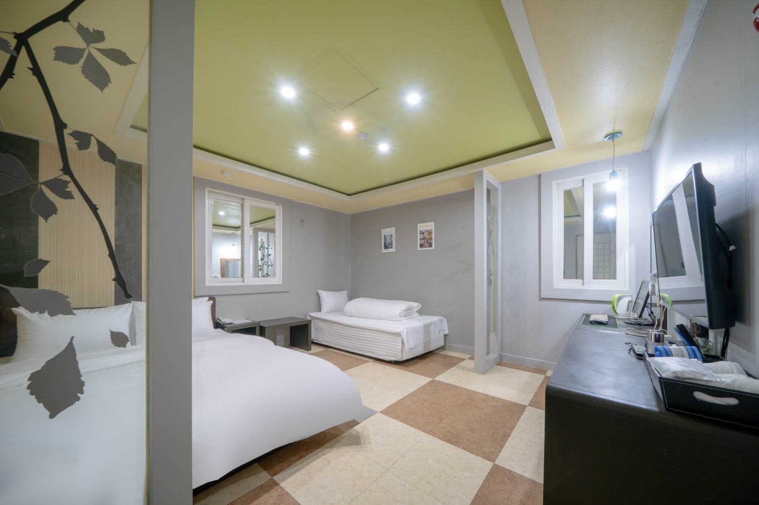 room detail thumbnail 2