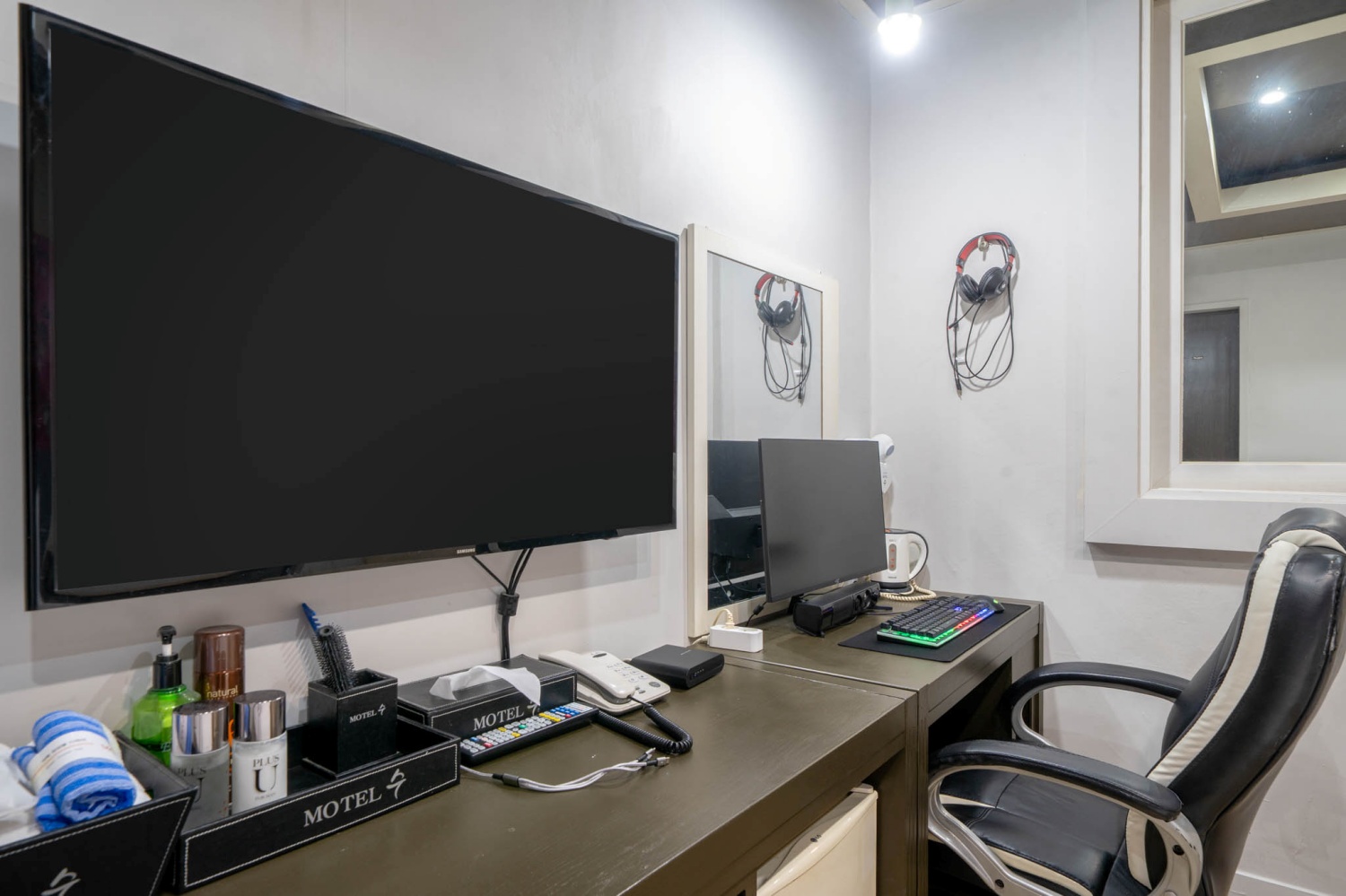 room detail thumbnail 2