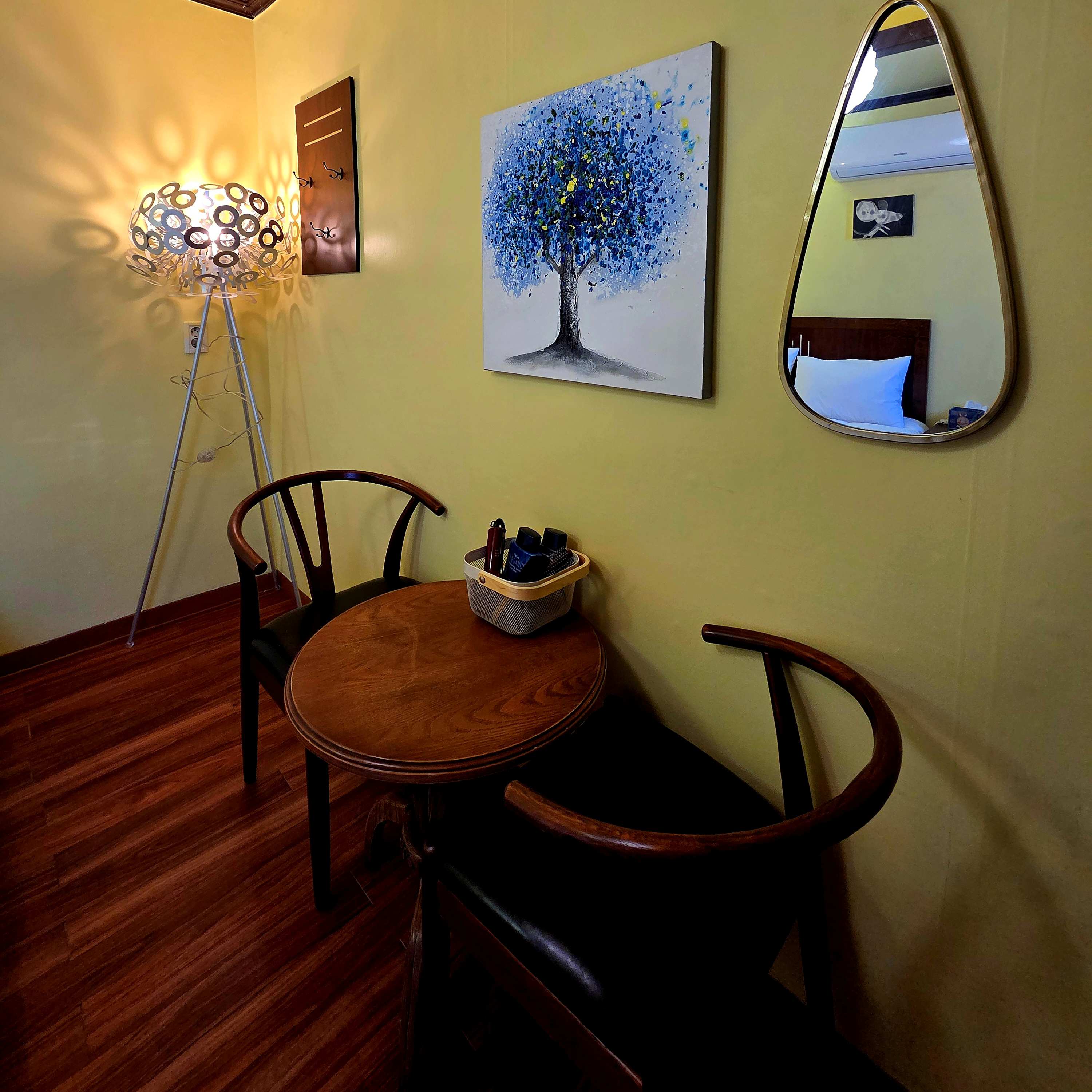 room detail thumbnail 1