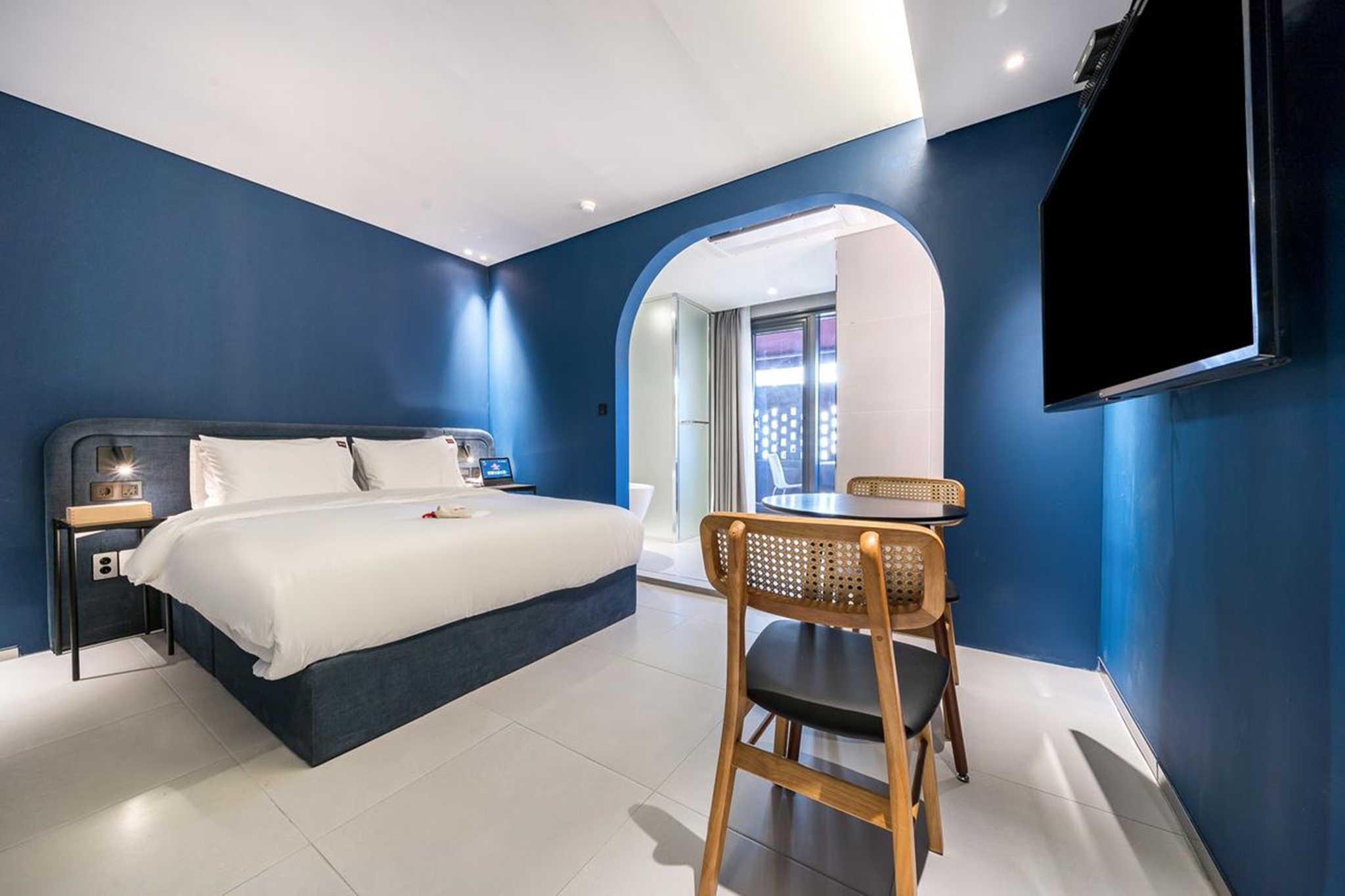 room detail thumbnail 2