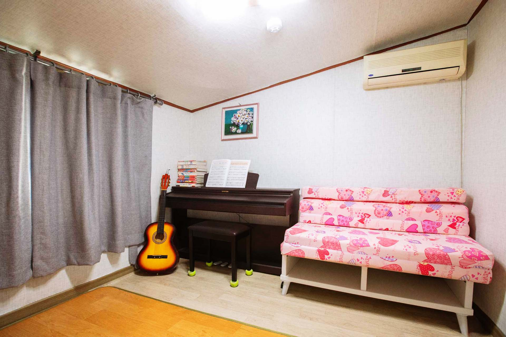 room detail thumbnail 1