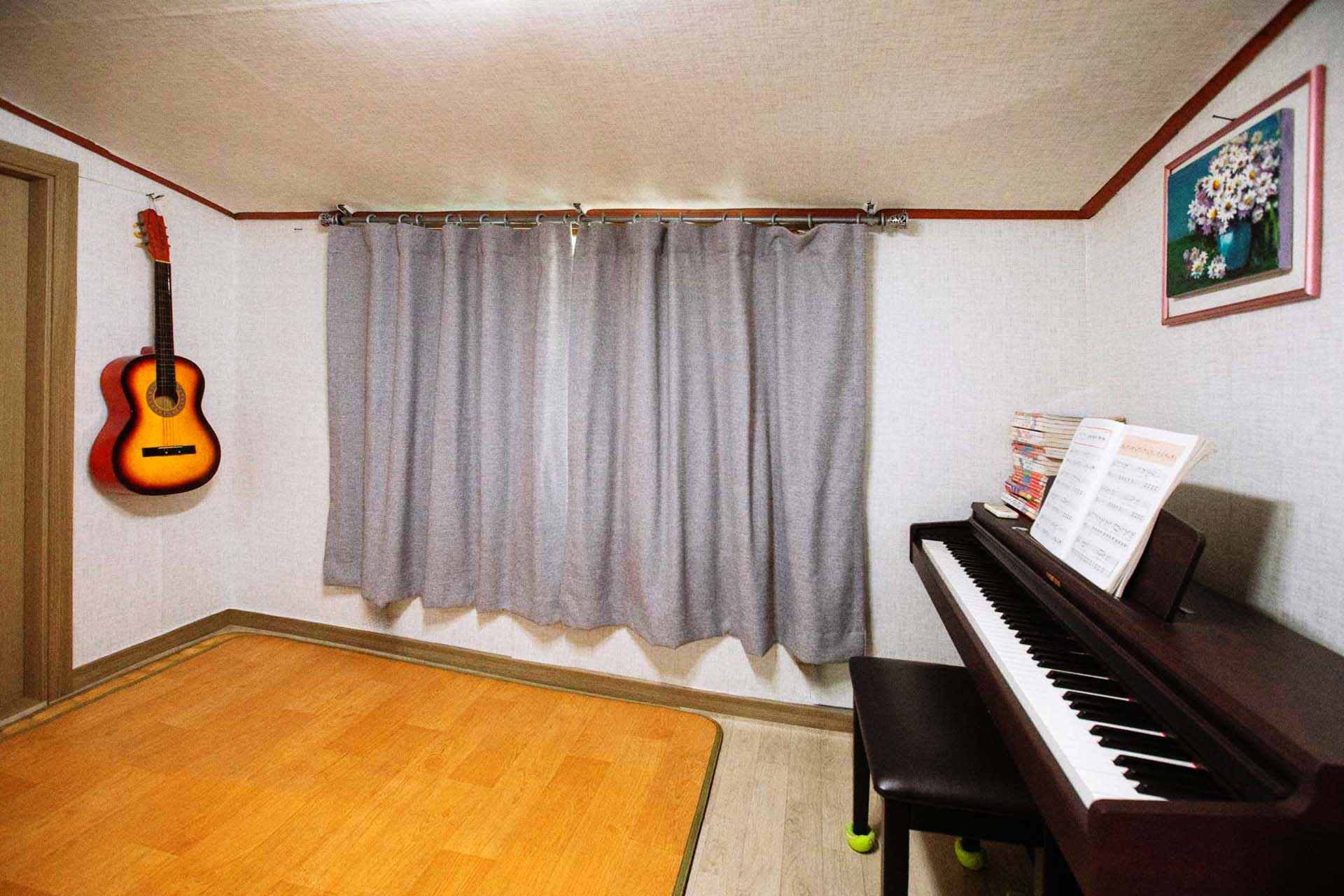 room detail thumbnail 2