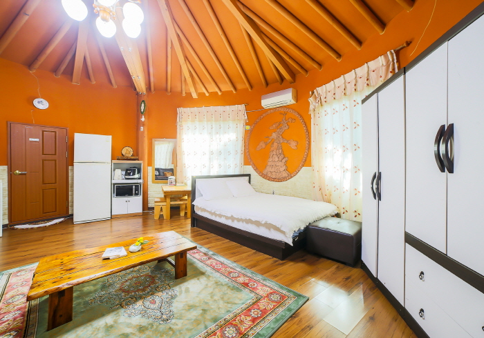 room detail thumbnail 2