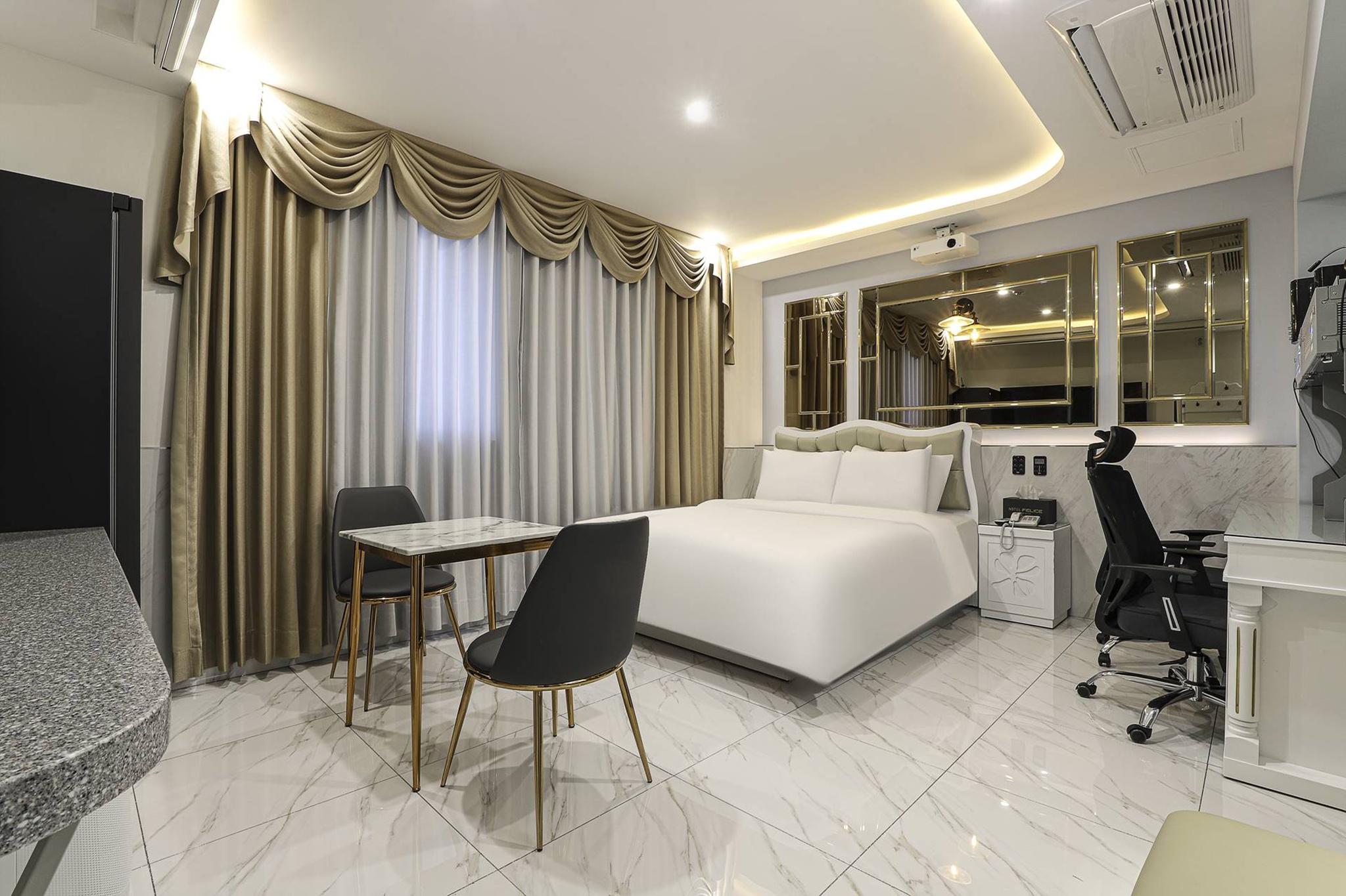 room detail thumbnail 2