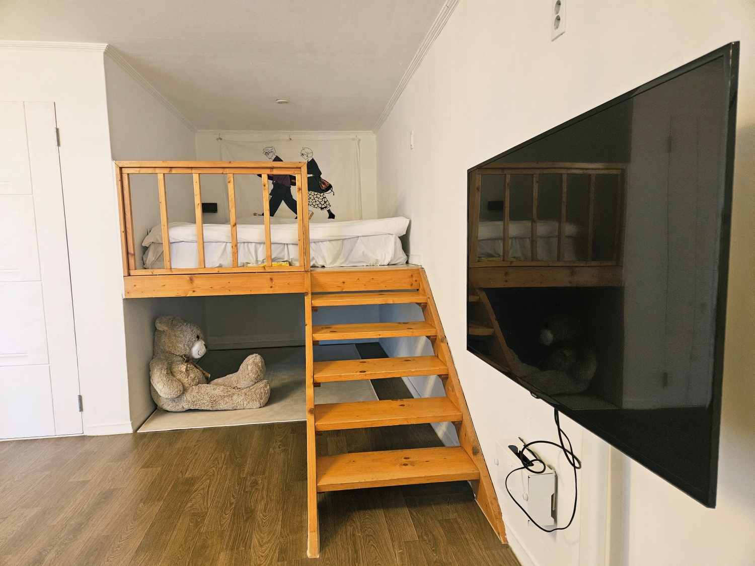 room detail thumbnail 2