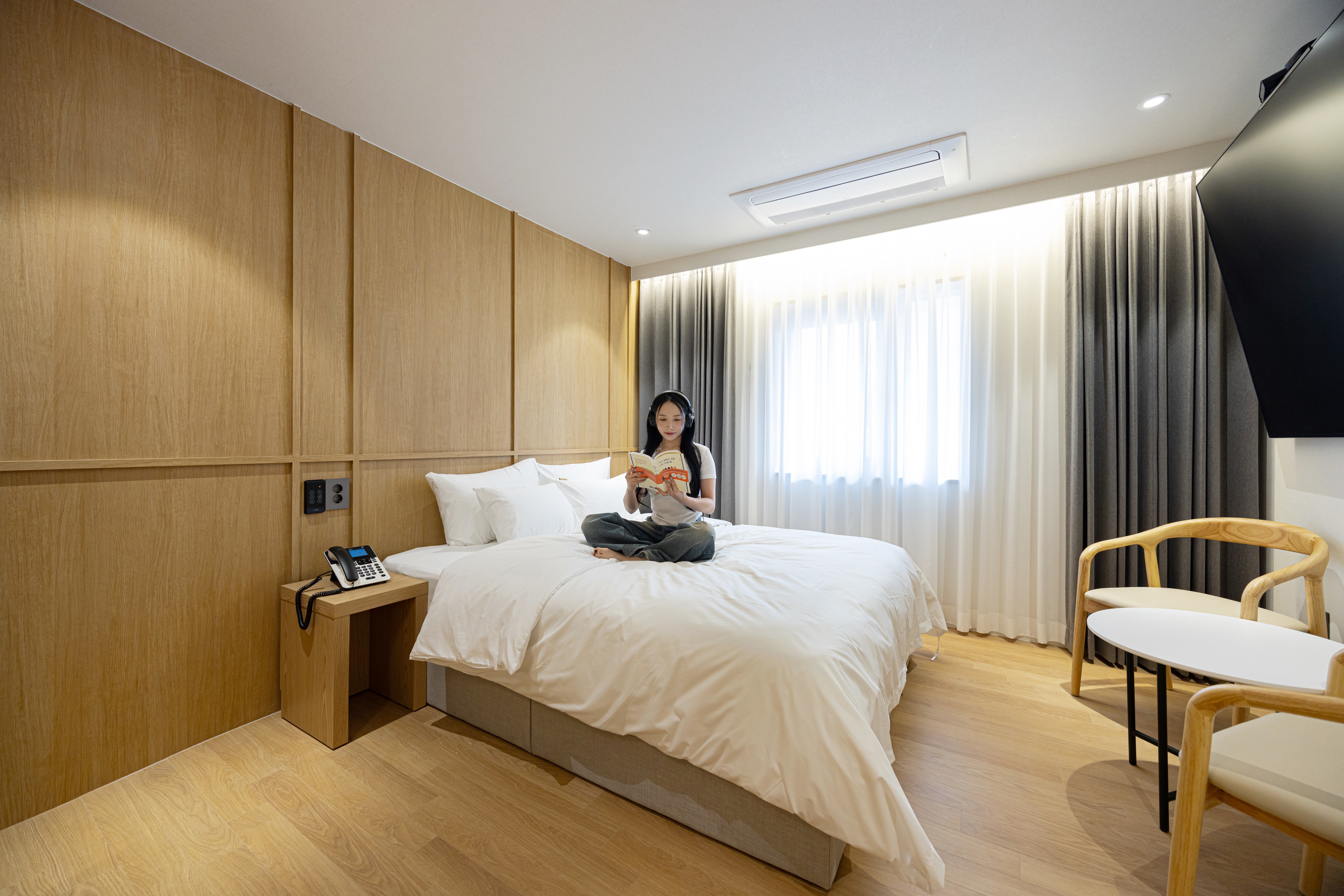 room detail thumbnail 2