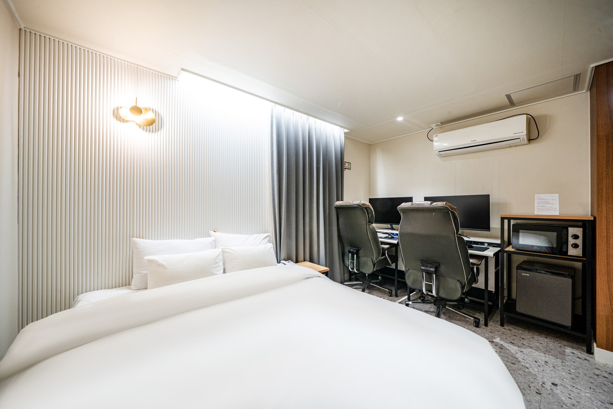 room detail thumbnail 1