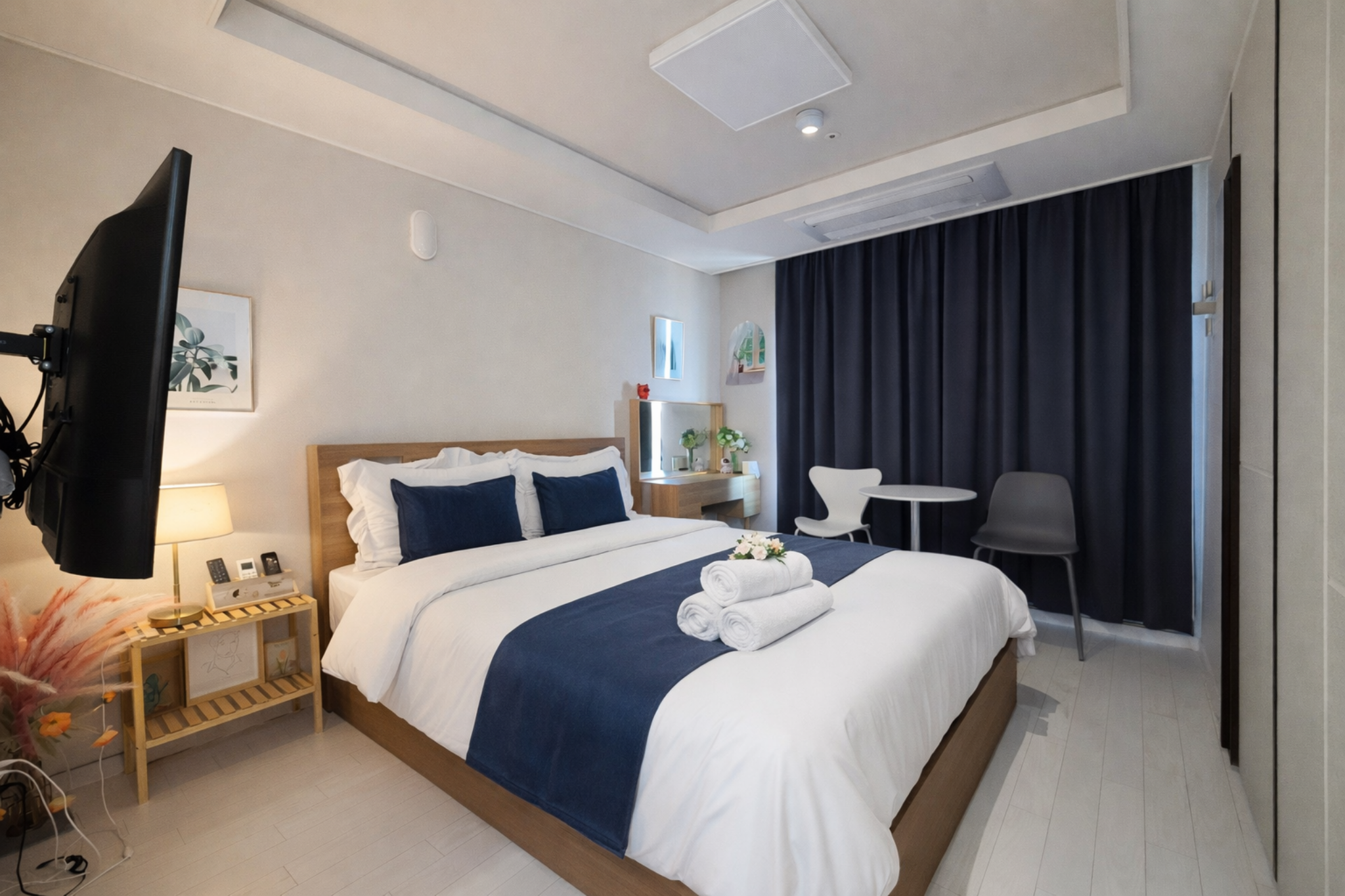 room detail thumbnail 2