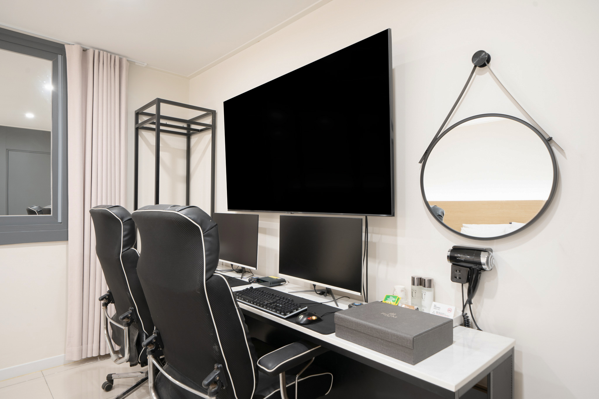 room detail thumbnail 2