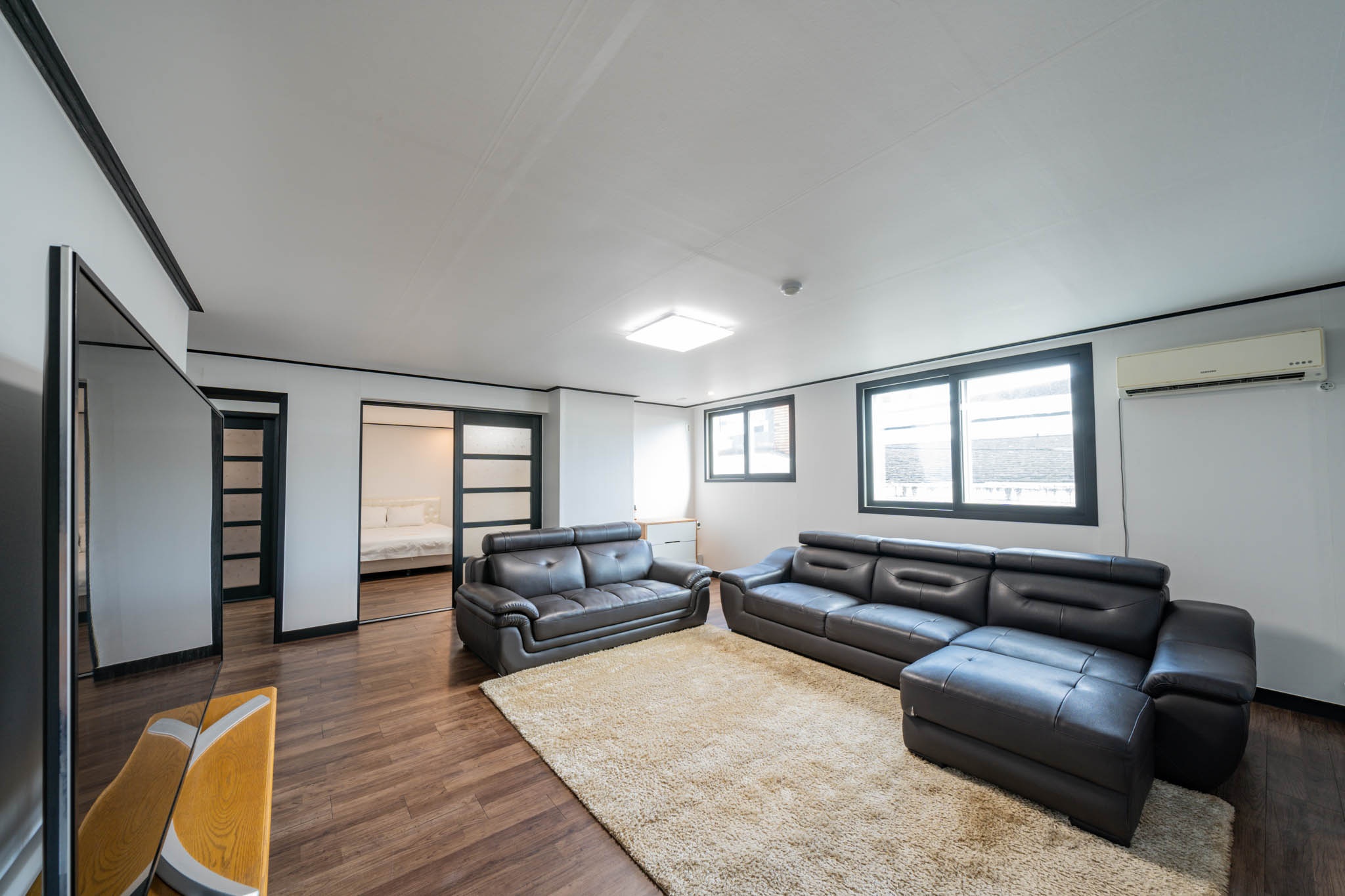 로얄스위트A(OTT가능-개인계정, 86인치TV, 소파, 안마의자, 스타일러, 비데)