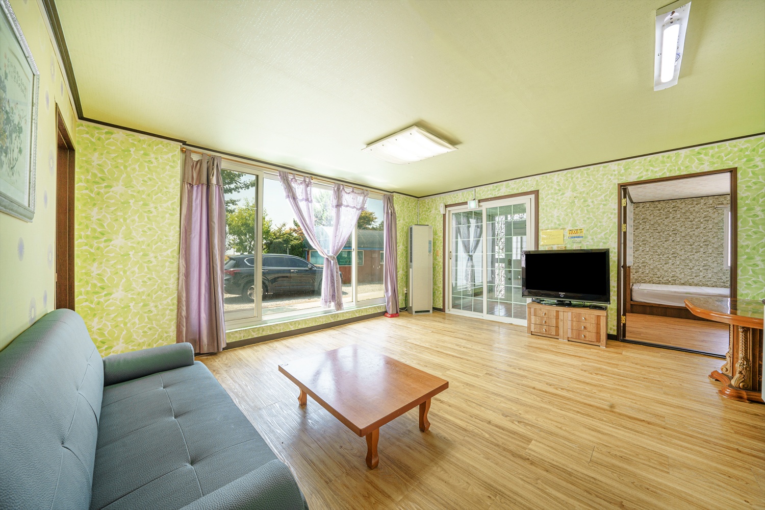 room detail thumbnail 1