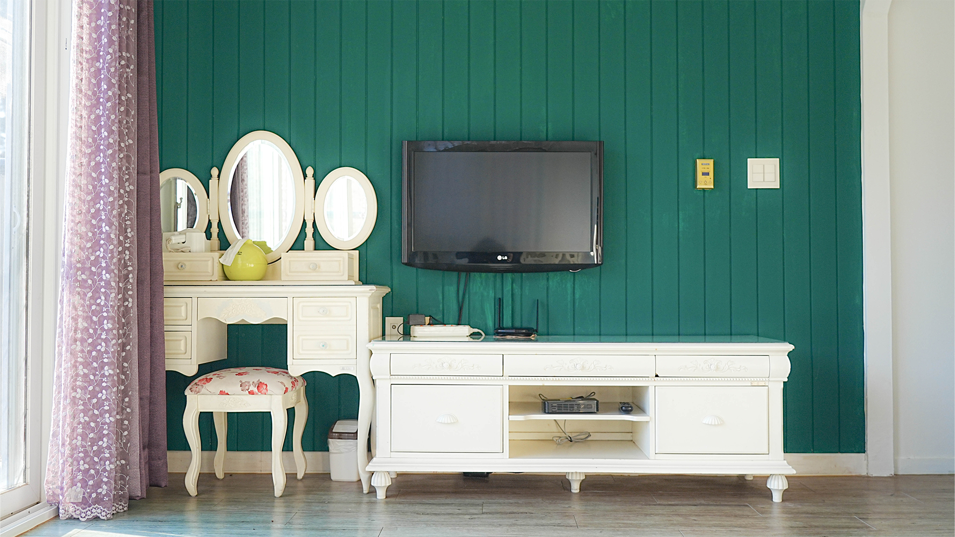 room detail thumbnail 2