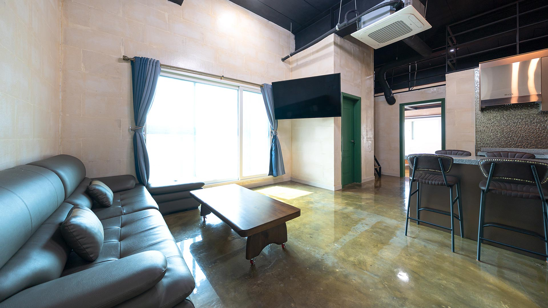 room detail thumbnail 1