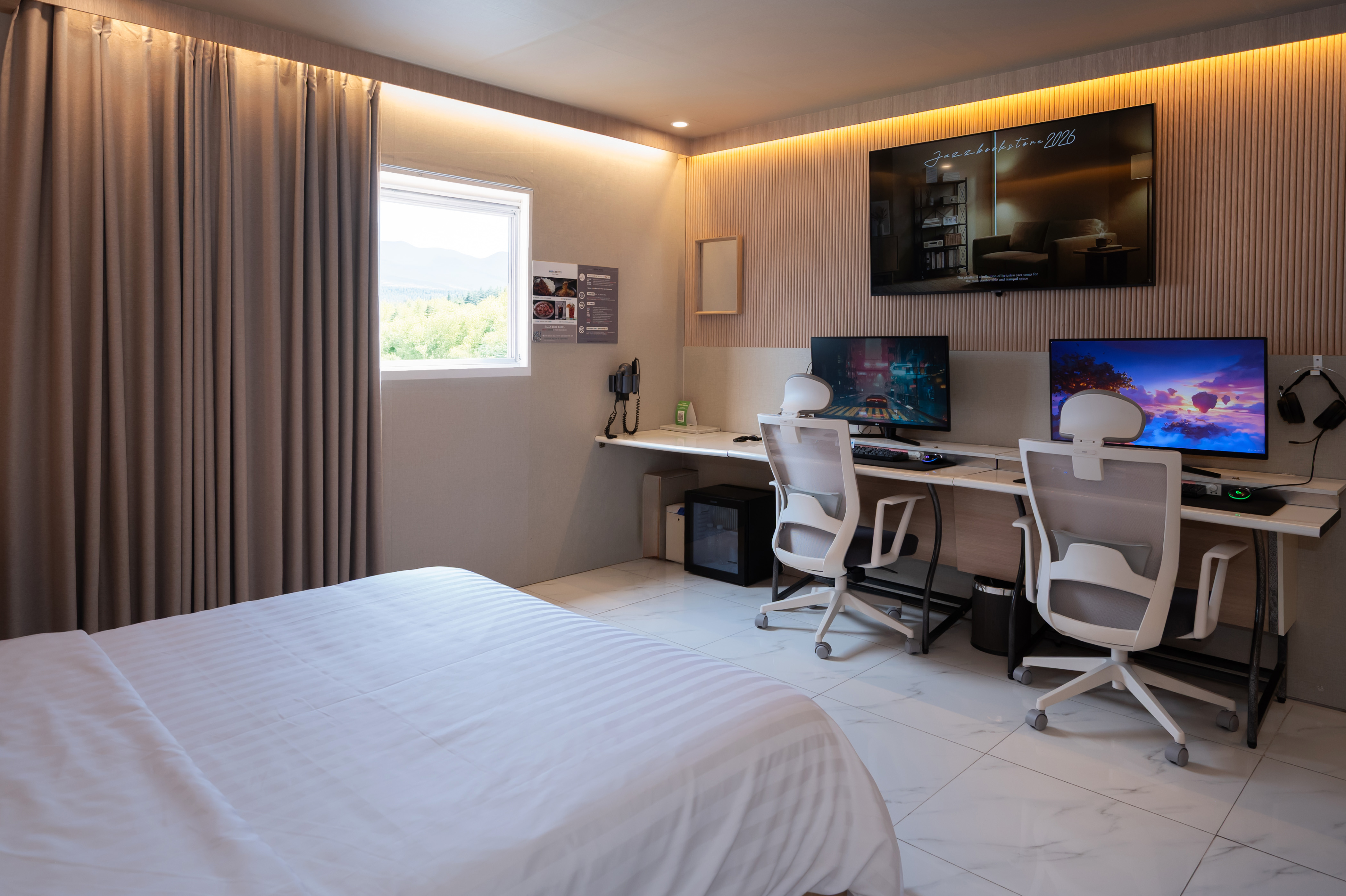 room detail thumbnail 1