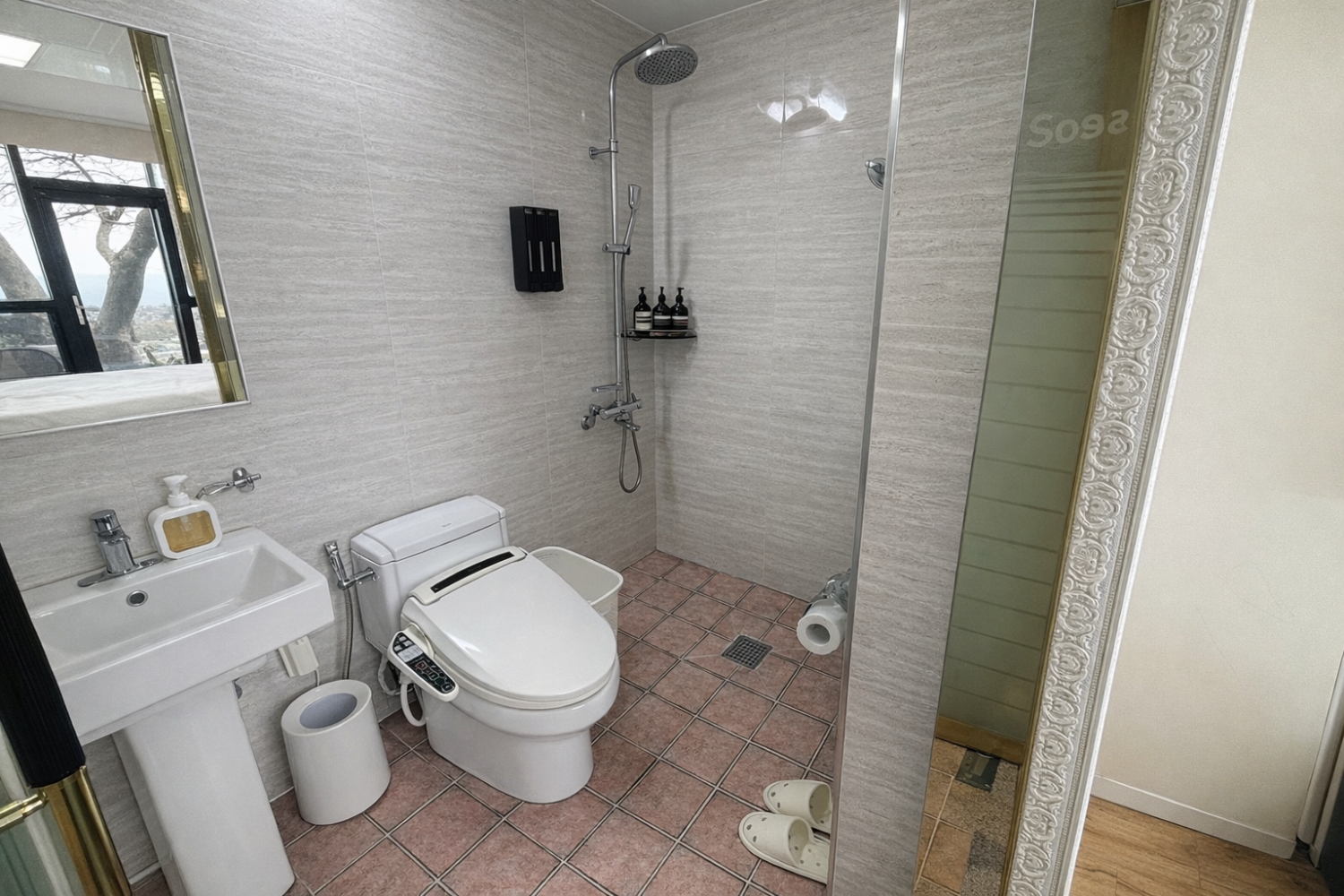 room detail thumbnail 2