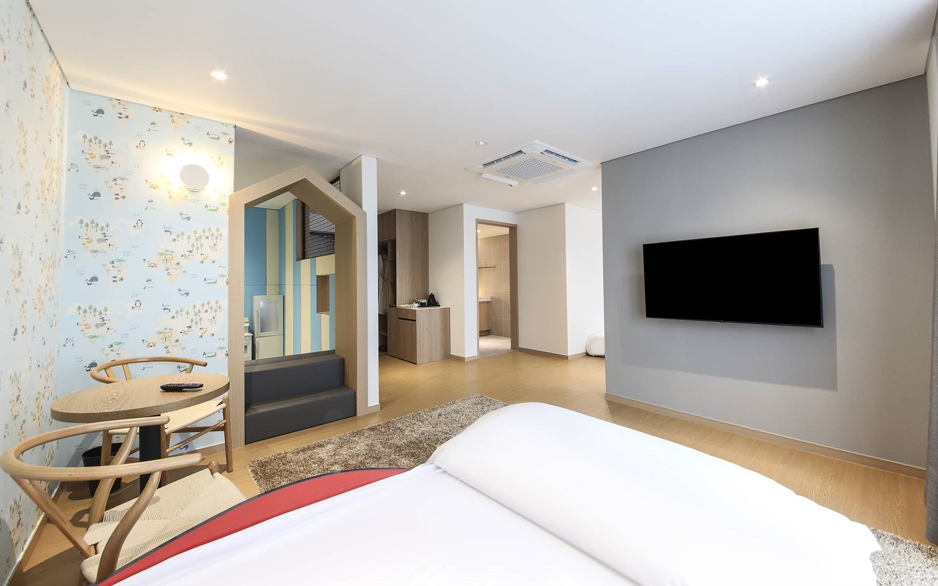 room detail thumbnail 2