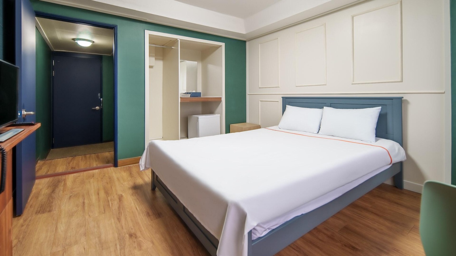 room detail thumbnail 2