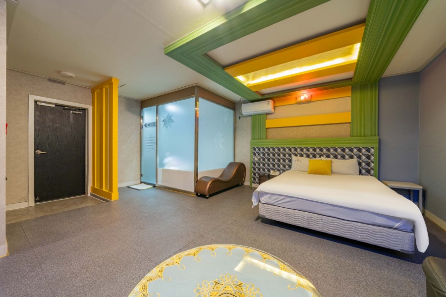 room detail thumbnail 1