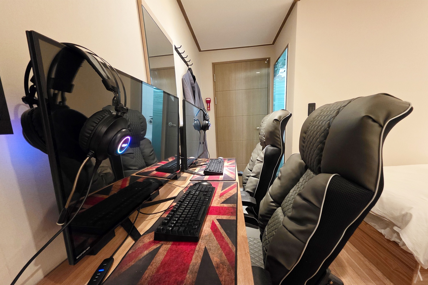 room detail thumbnail 2