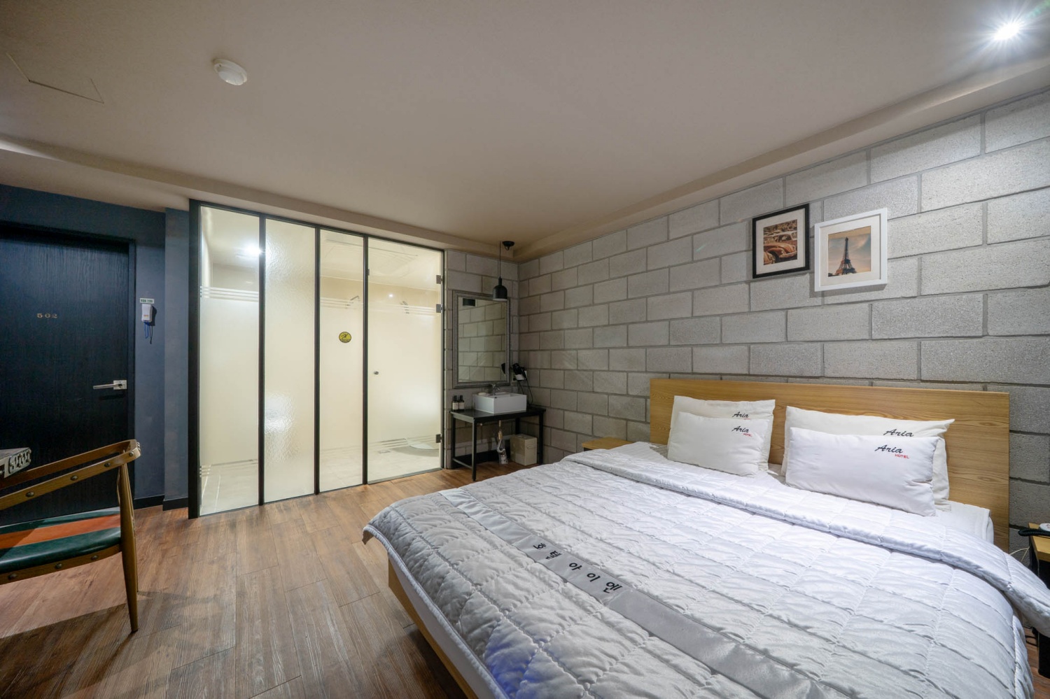 room detail thumbnail 2