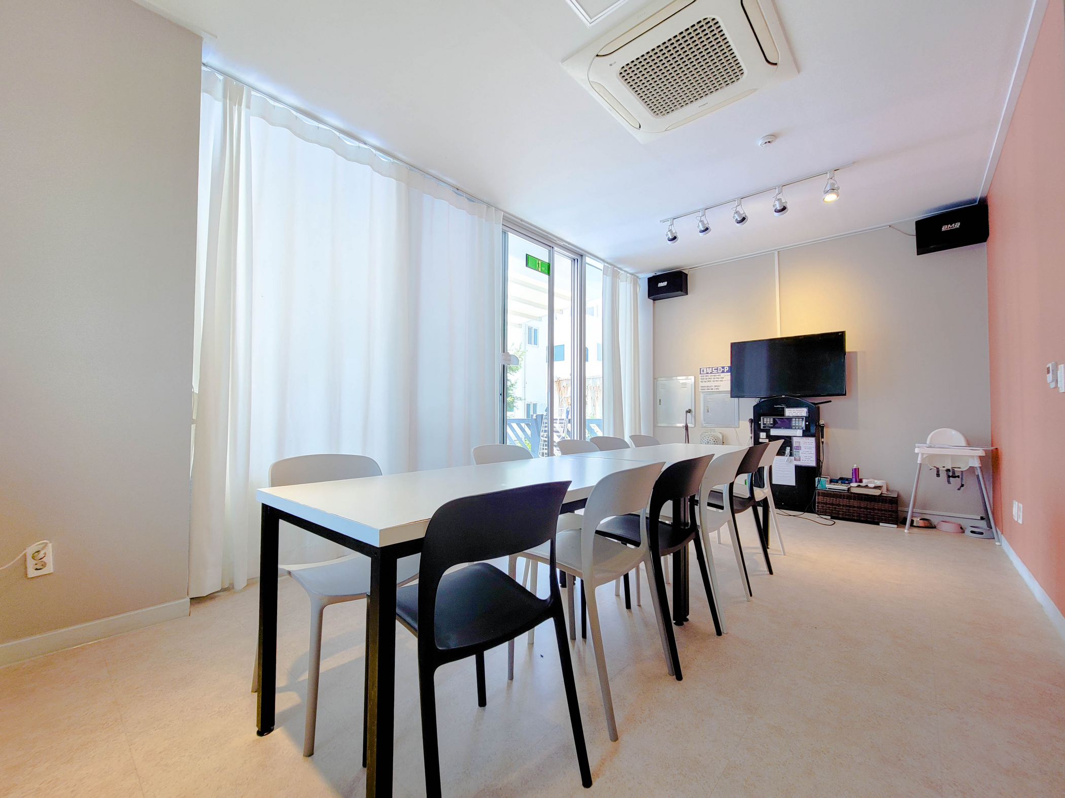 room detail thumbnail 1