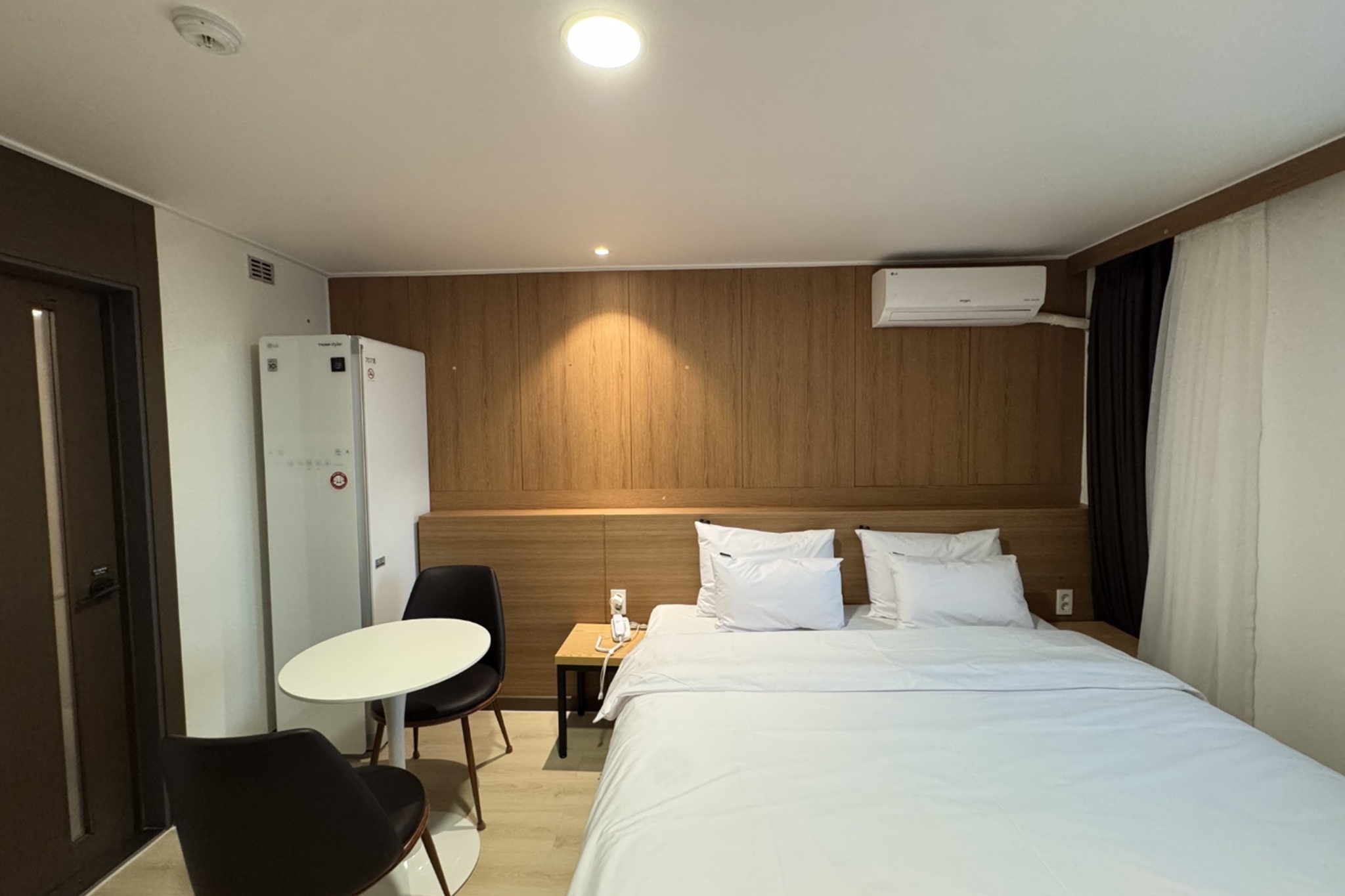 room detail thumbnail 1