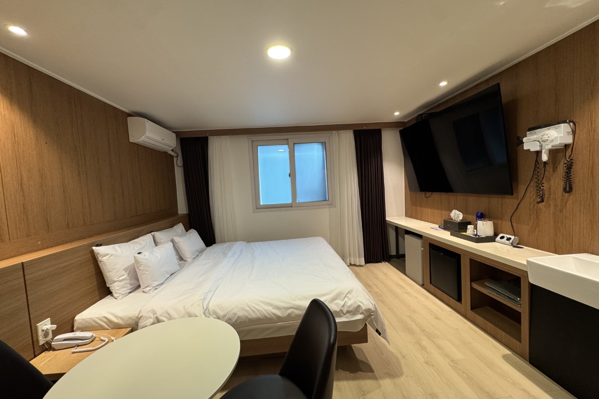 room detail thumbnail 2