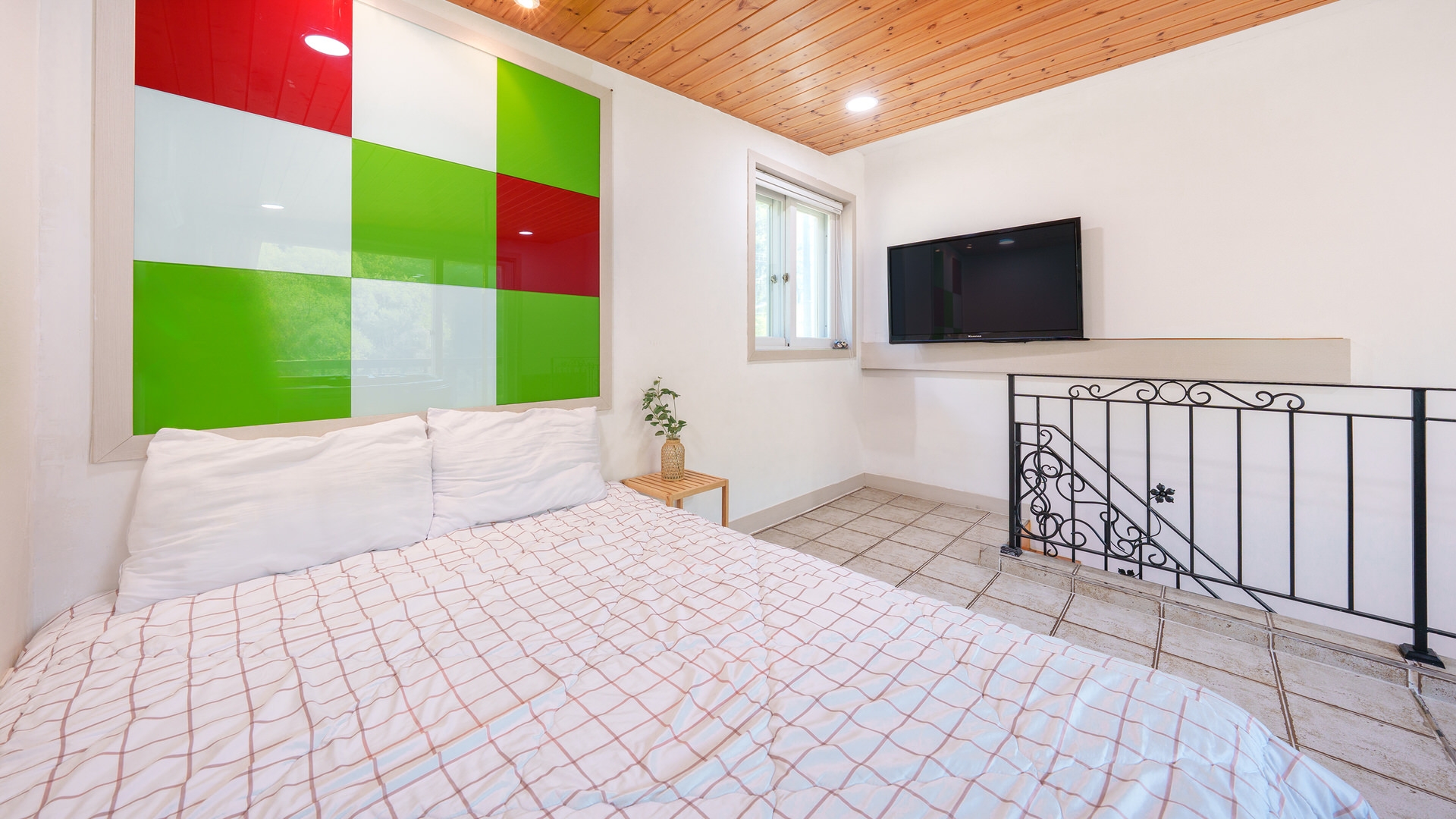 room detail thumbnail 2