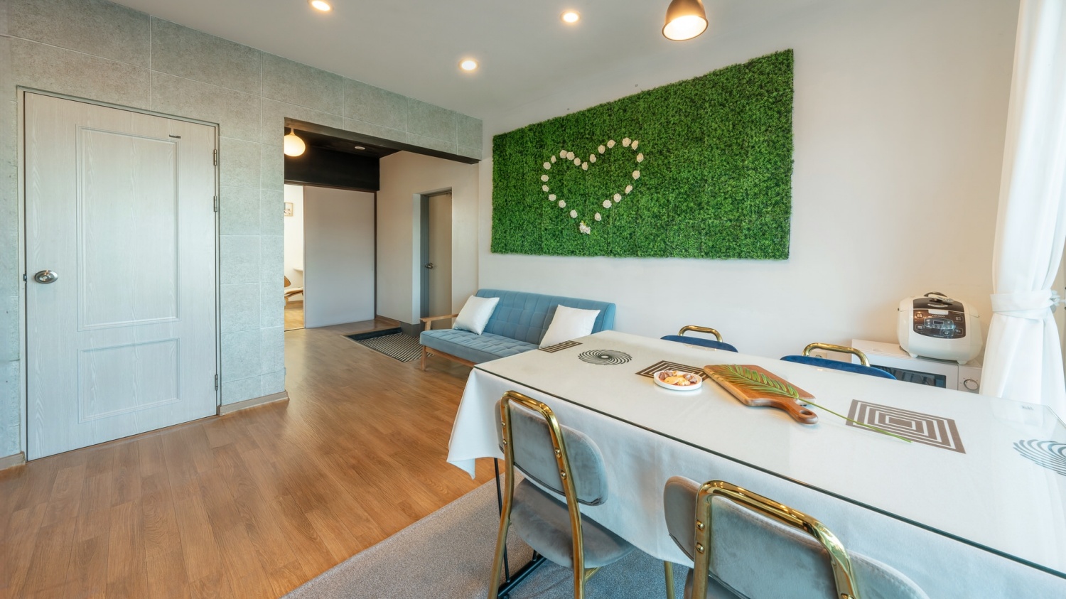 room detail thumbnail 2