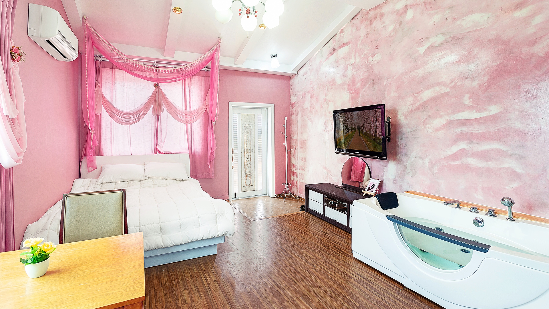 room detail thumbnail 1